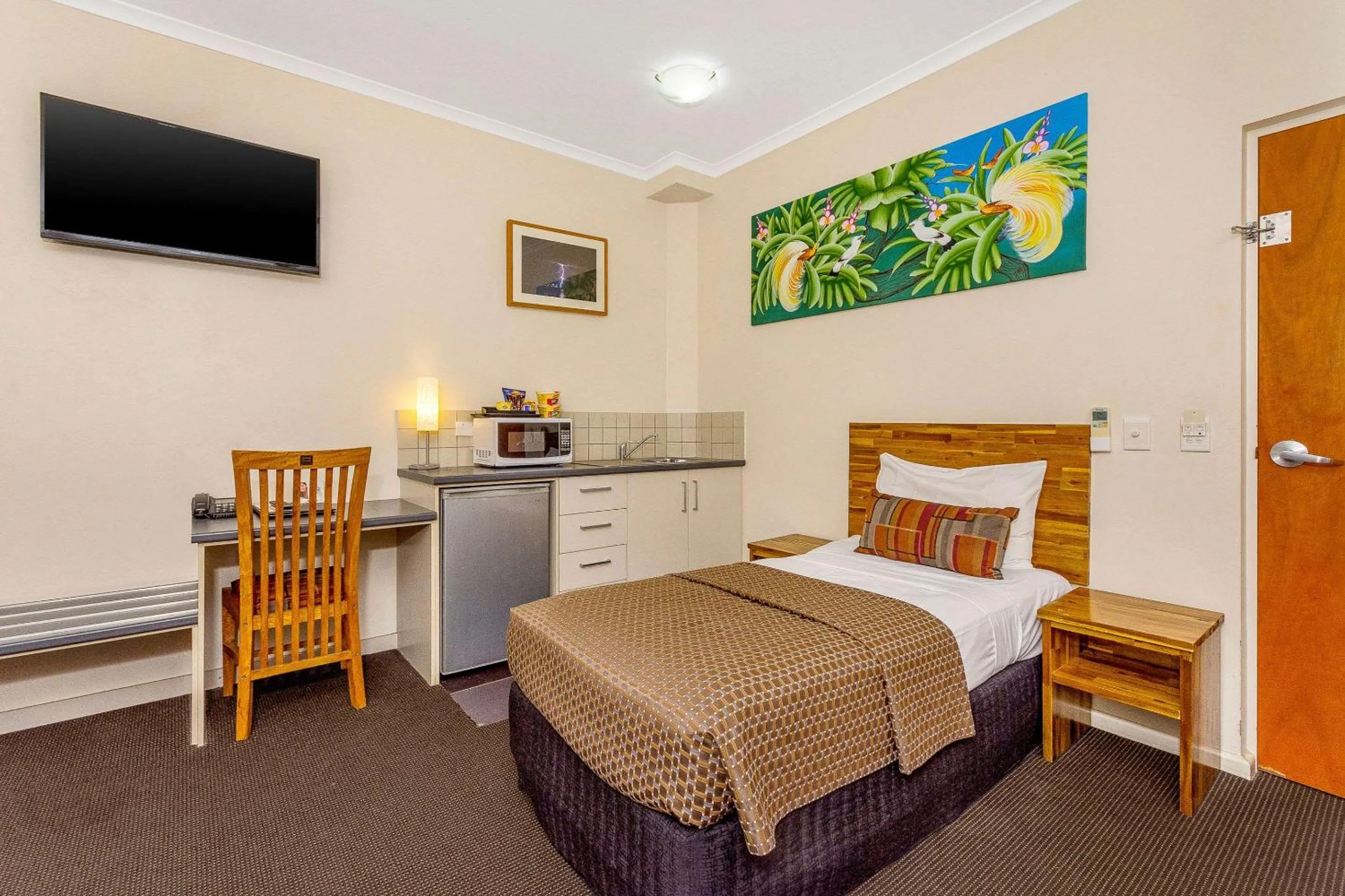 Photo of the whole room, Bed in Quality Hotel Darwin Airport