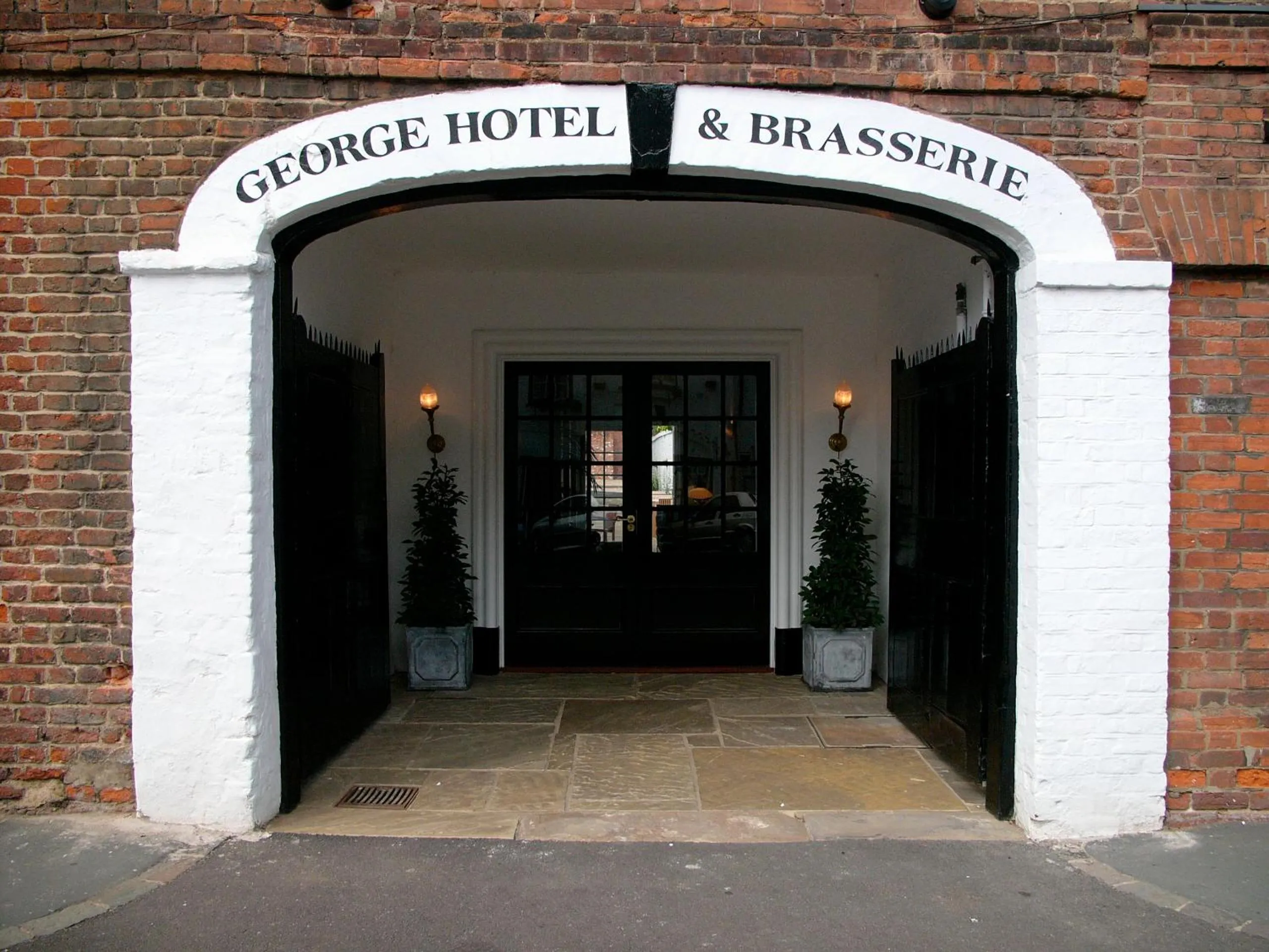 Facade/entrance in The George Hotel