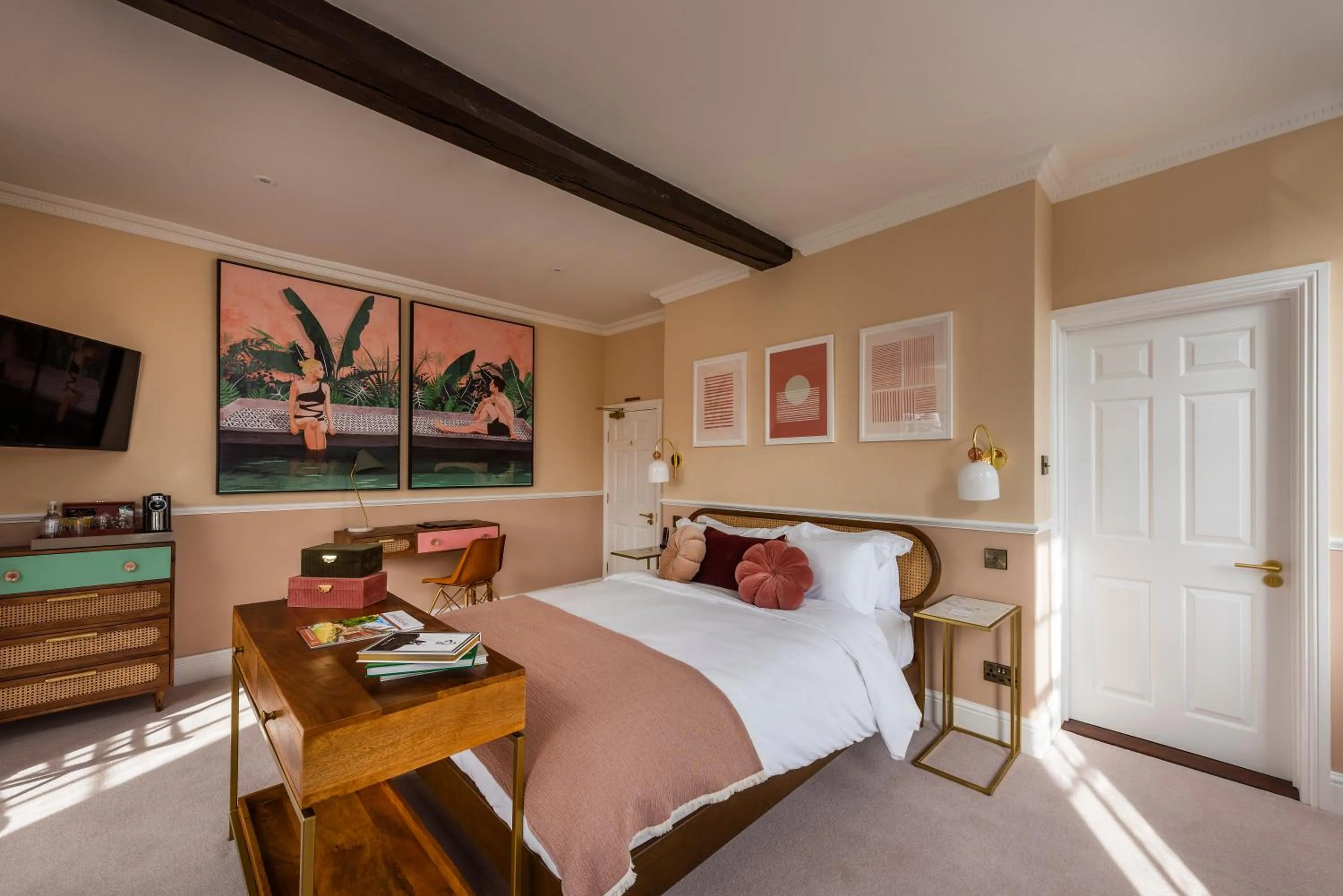 Photo of the whole room, Bed in The George Hotel