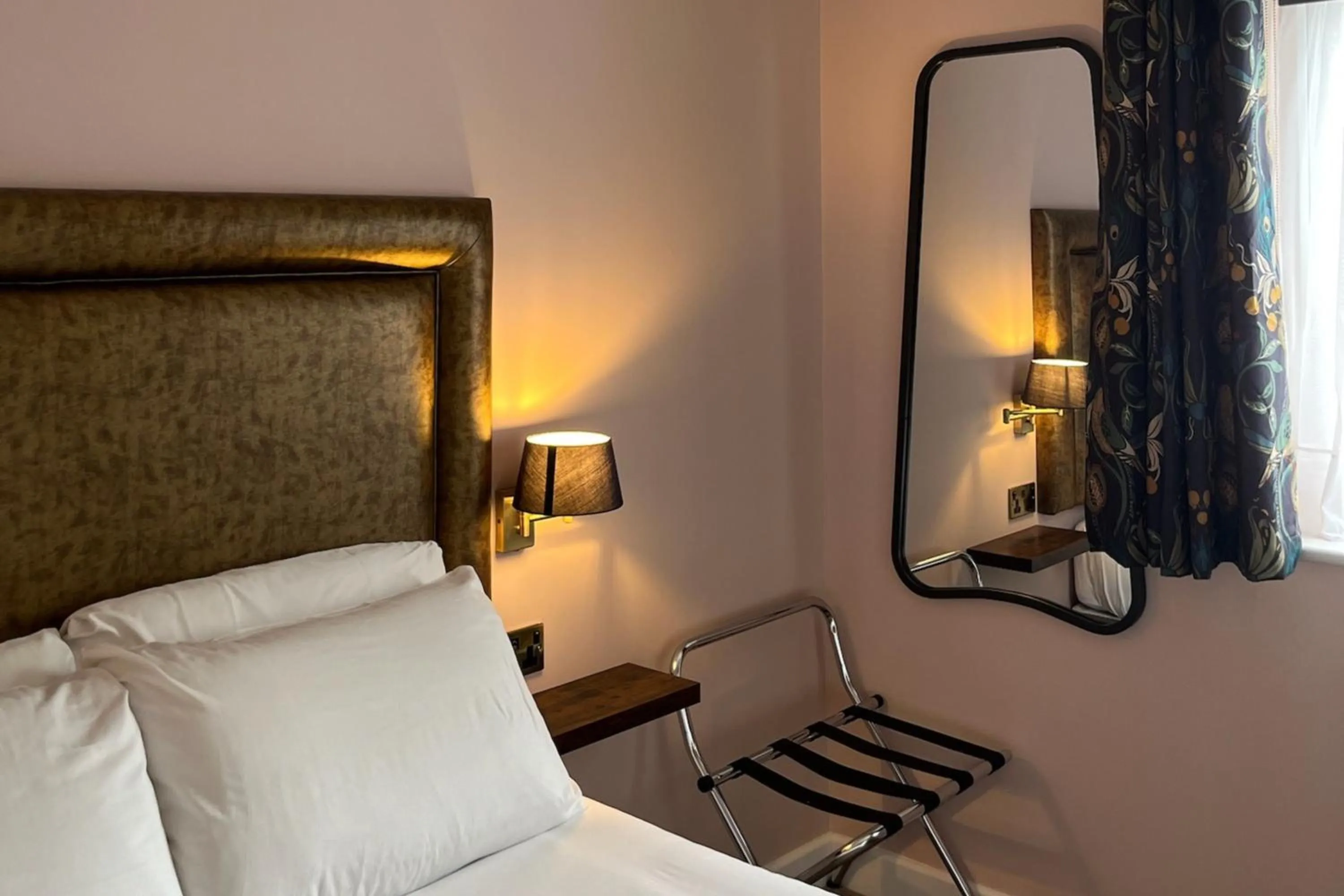 Bed in The Elizabeth House Hotel