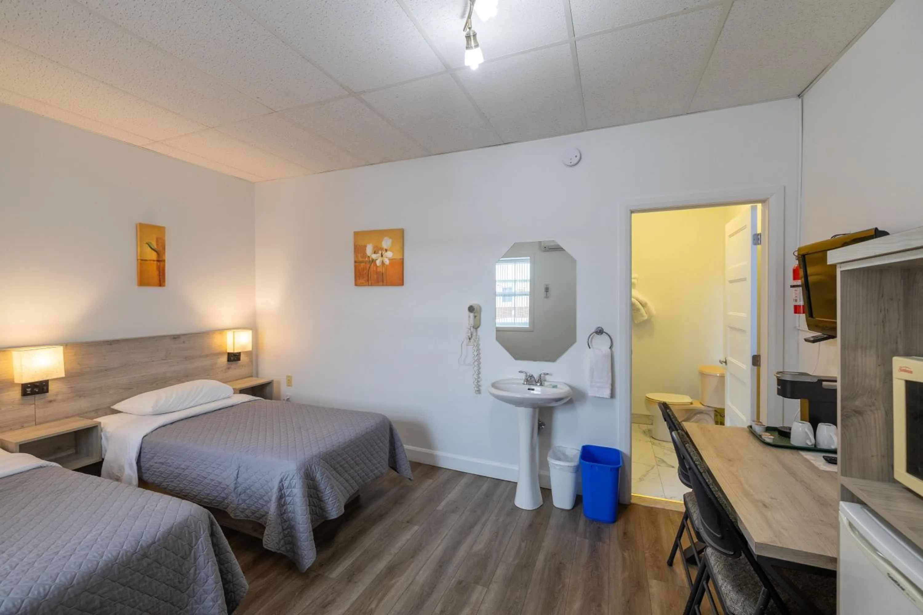 Bedroom, Bed in Motel Et Condo Chez Charley