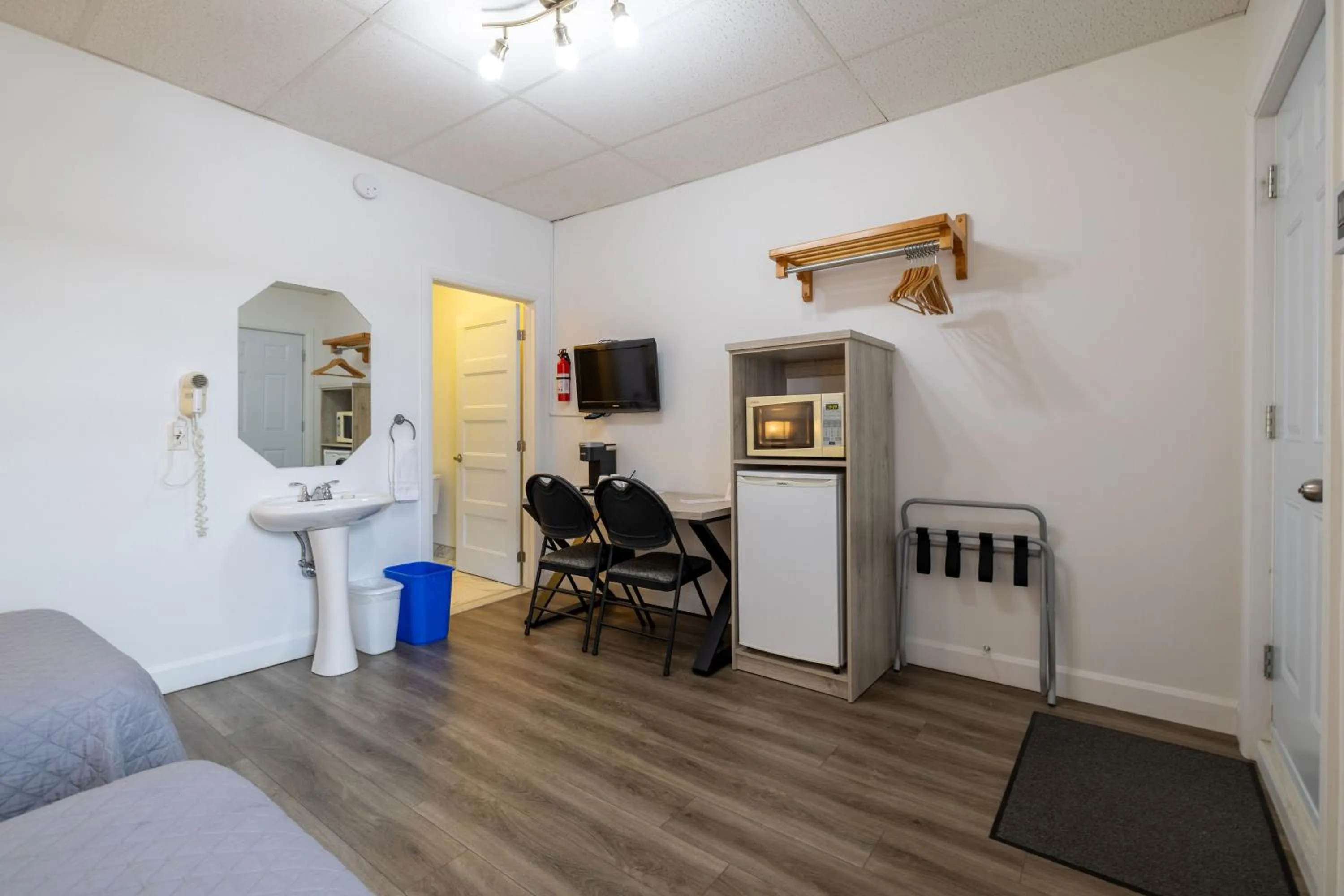 Photo of the whole room in Motel Et Condo Chez Charley