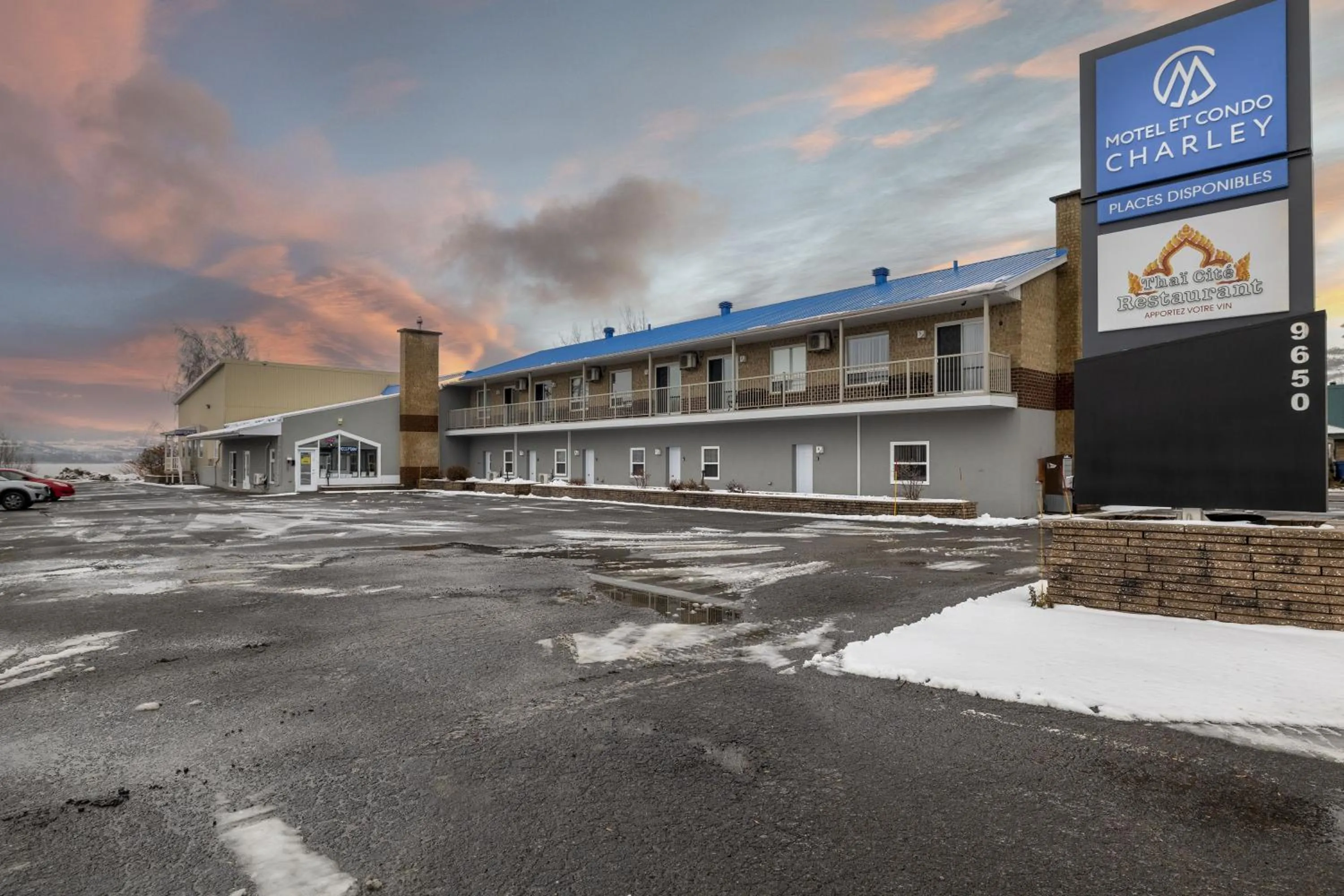 Property building in Motel Et Condo Chez Charley