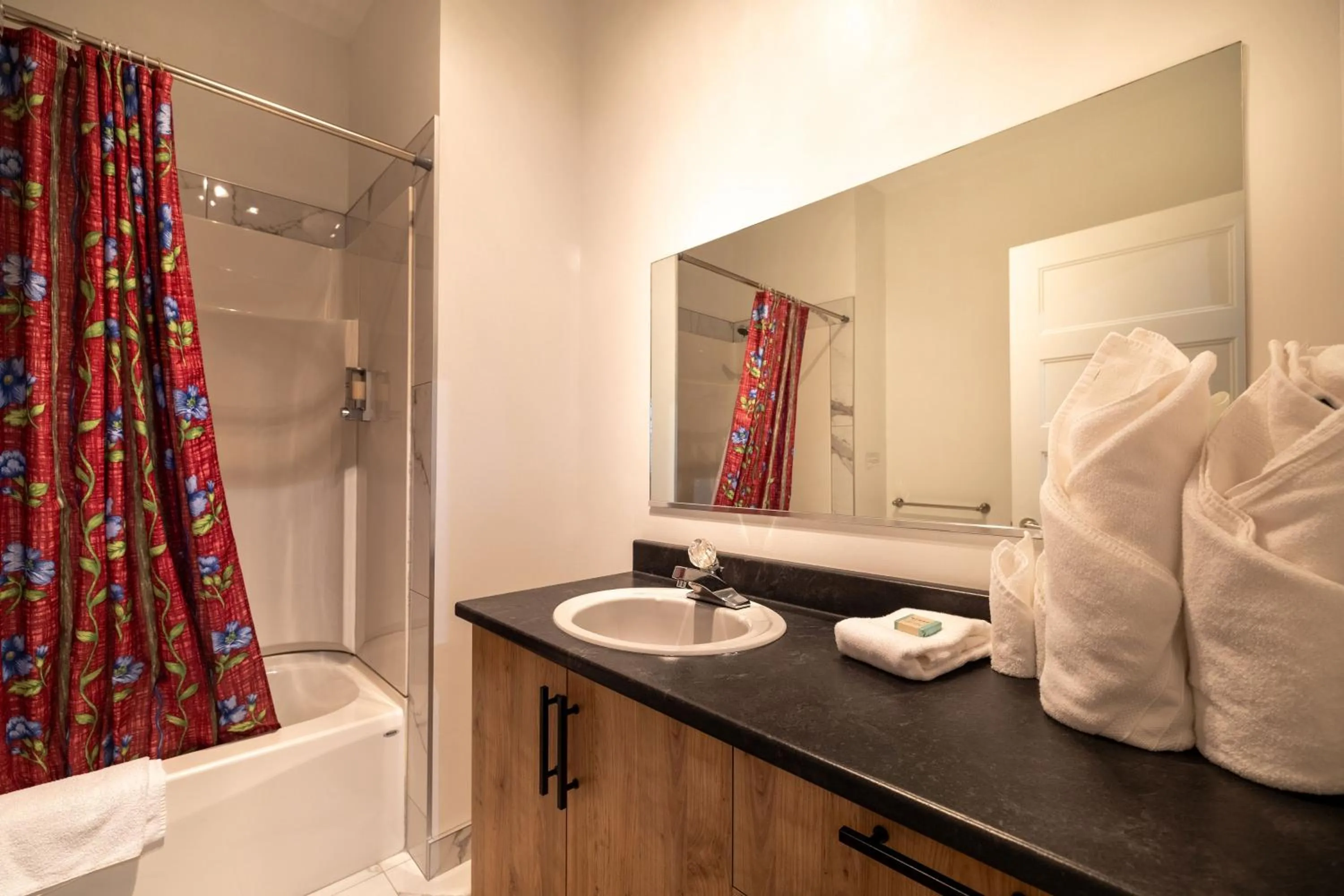 Shower in Motel Et Condo Chez Charley