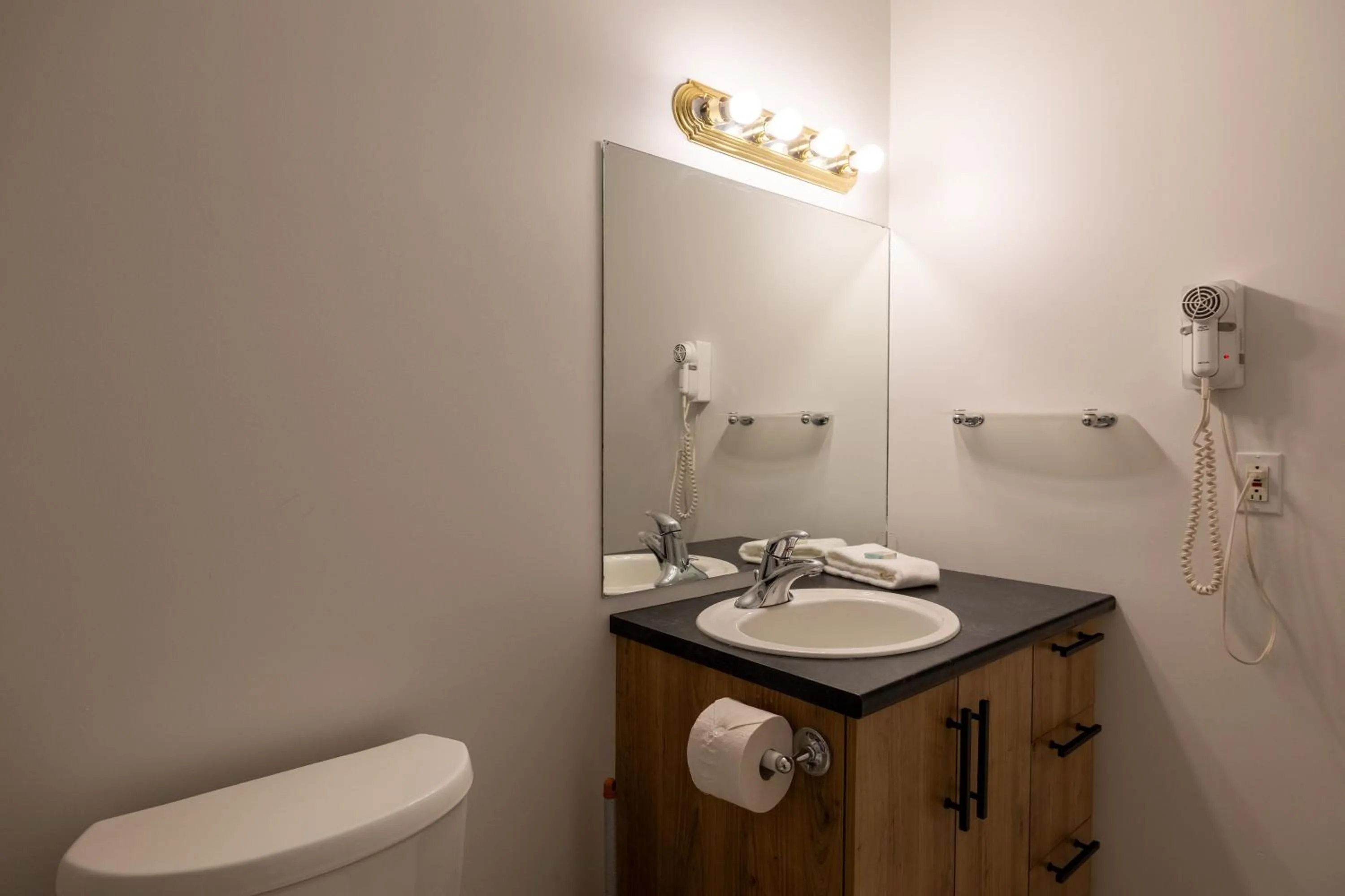 Toilet in Motel Et Condo Chez Charley