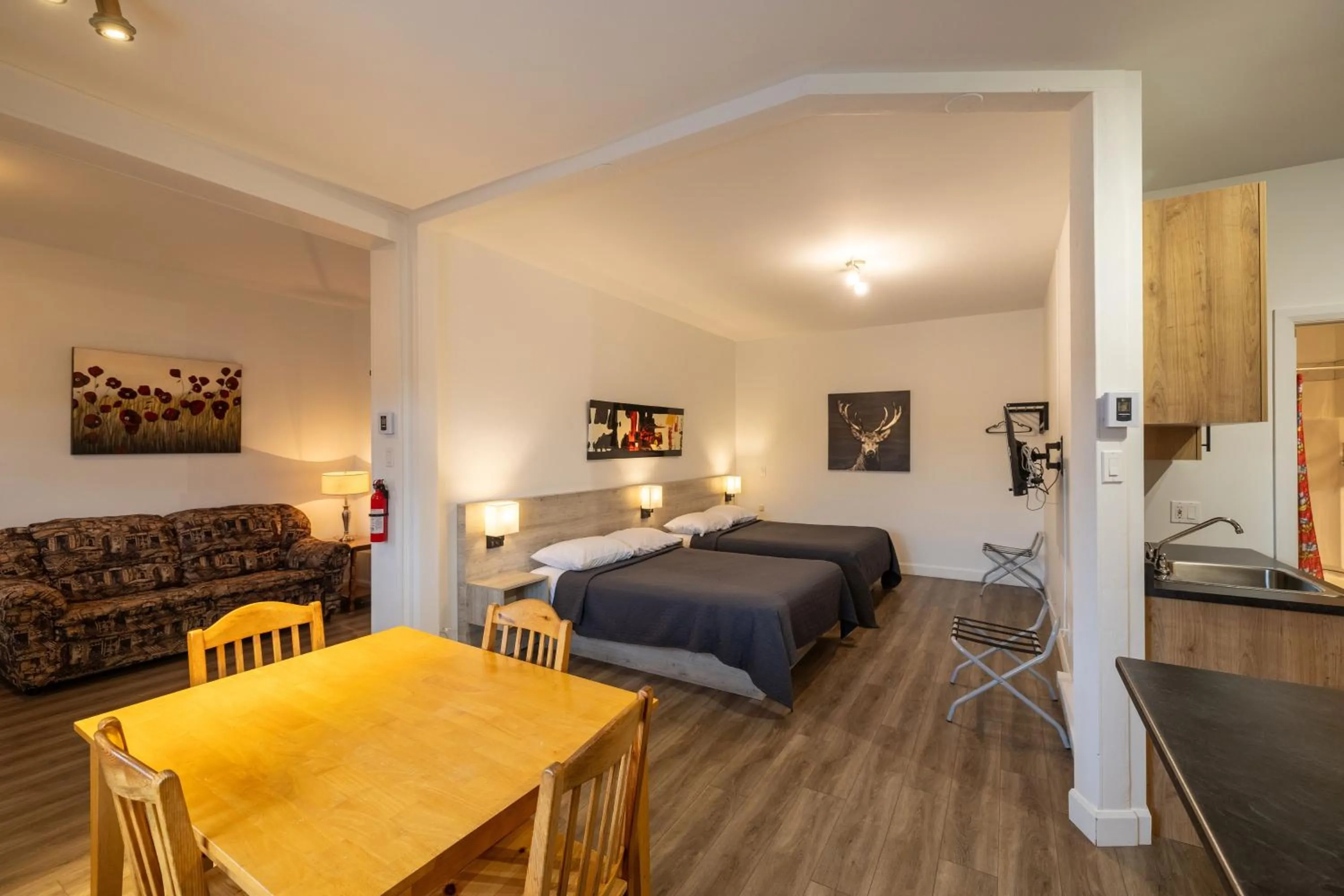 Photo of the whole room, Bed in Motel Et Condo Chez Charley