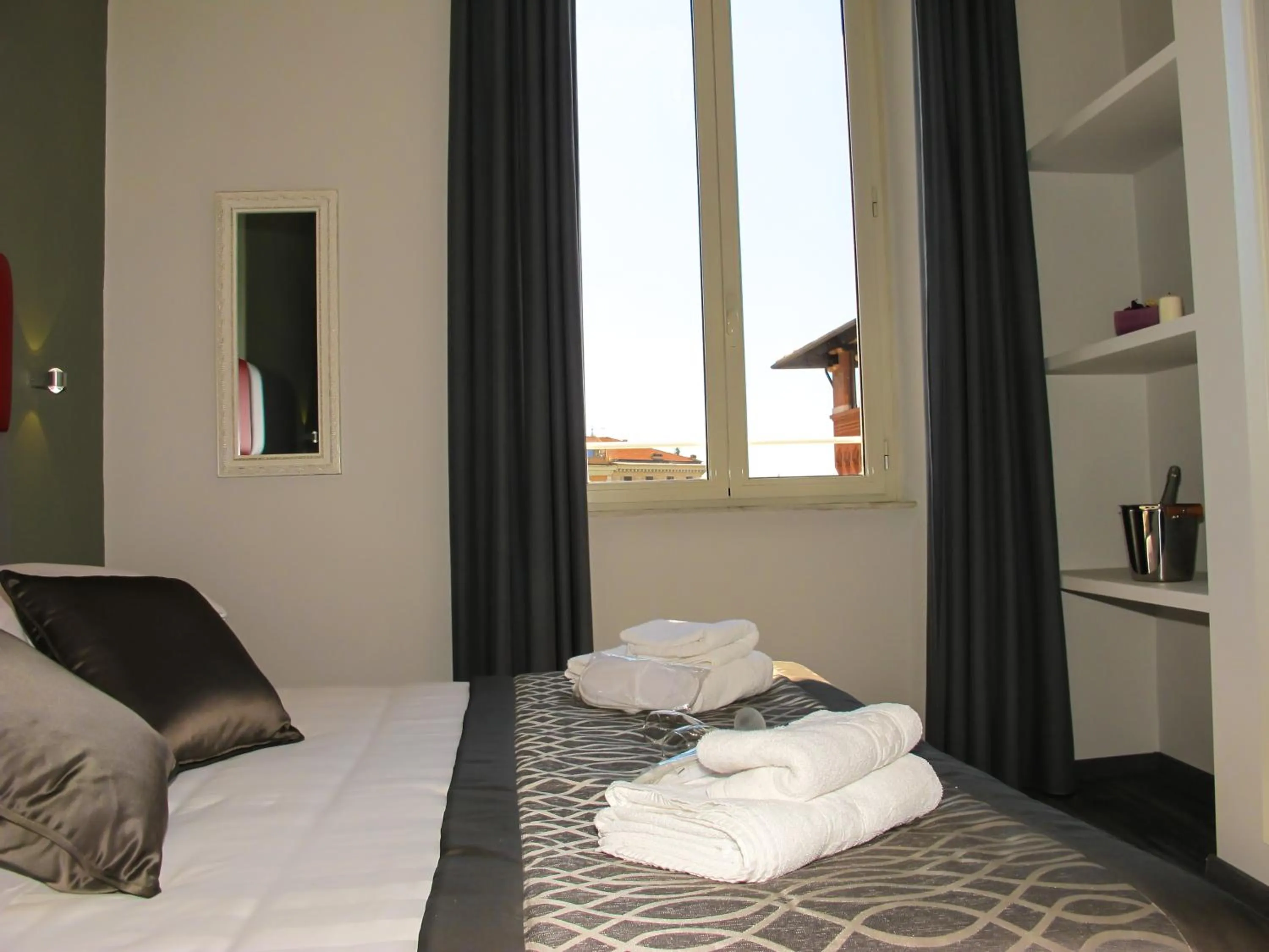 Photo of the whole room, Bed in Roma Veneto Relais