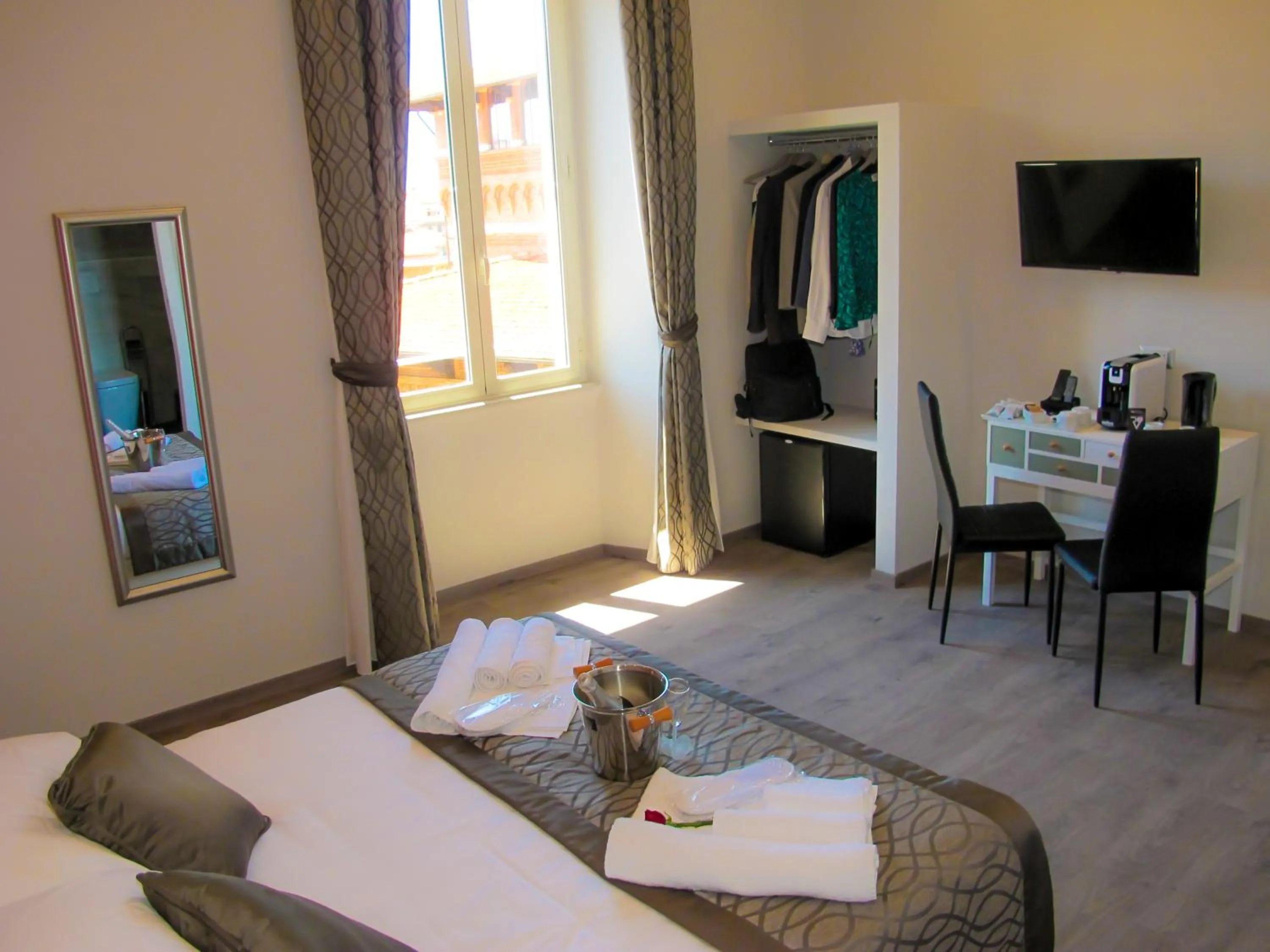 Photo of the whole room, Bed in Roma Veneto Relais