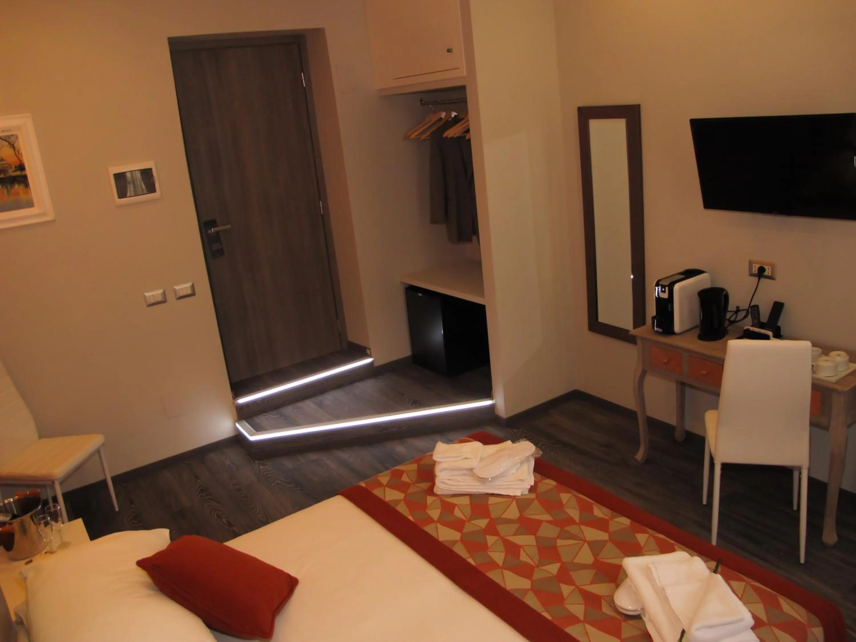 Photo of the whole room, Bed in Roma Veneto Relais