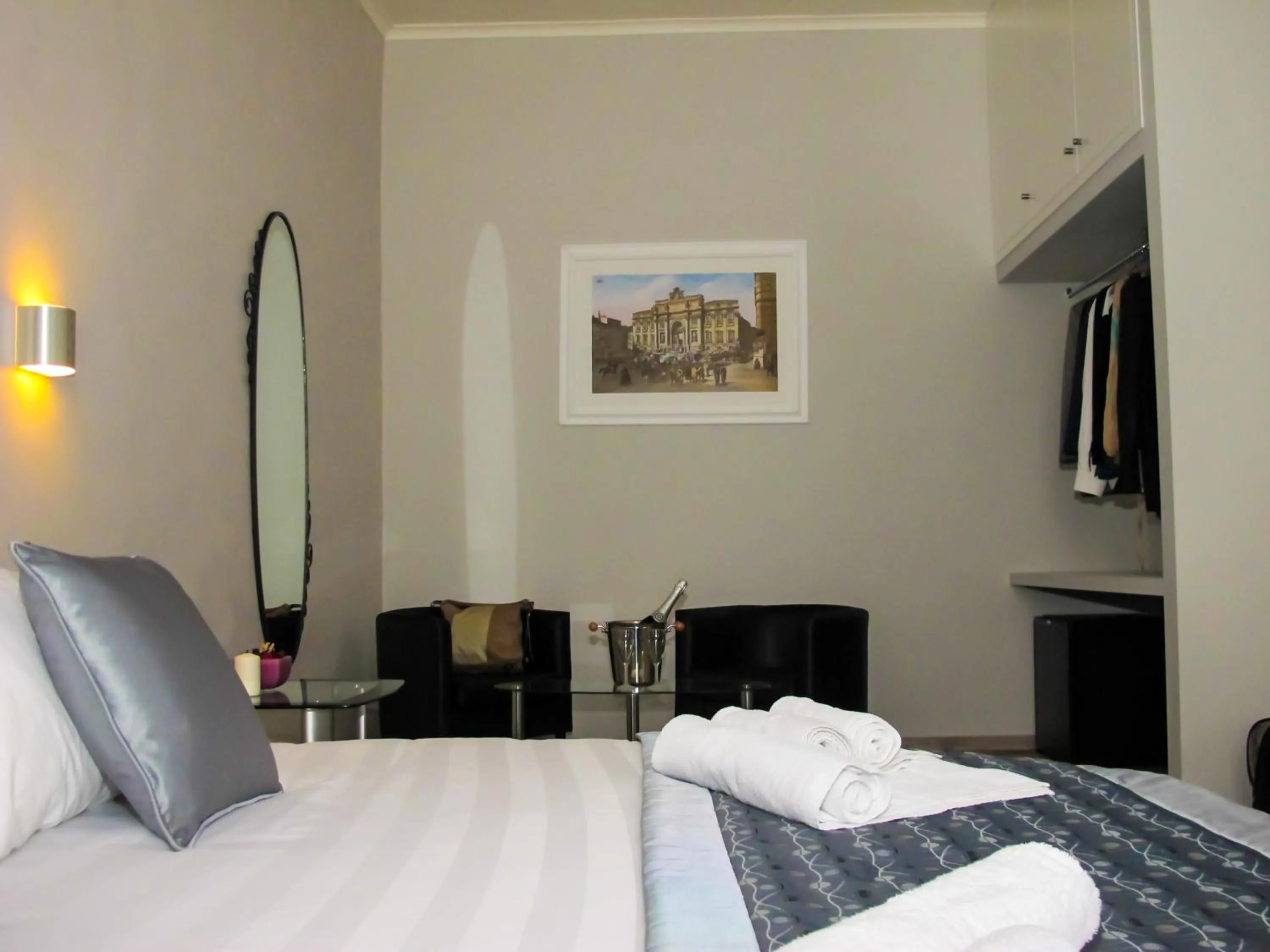 Photo of the whole room, Bed in Roma Veneto Relais