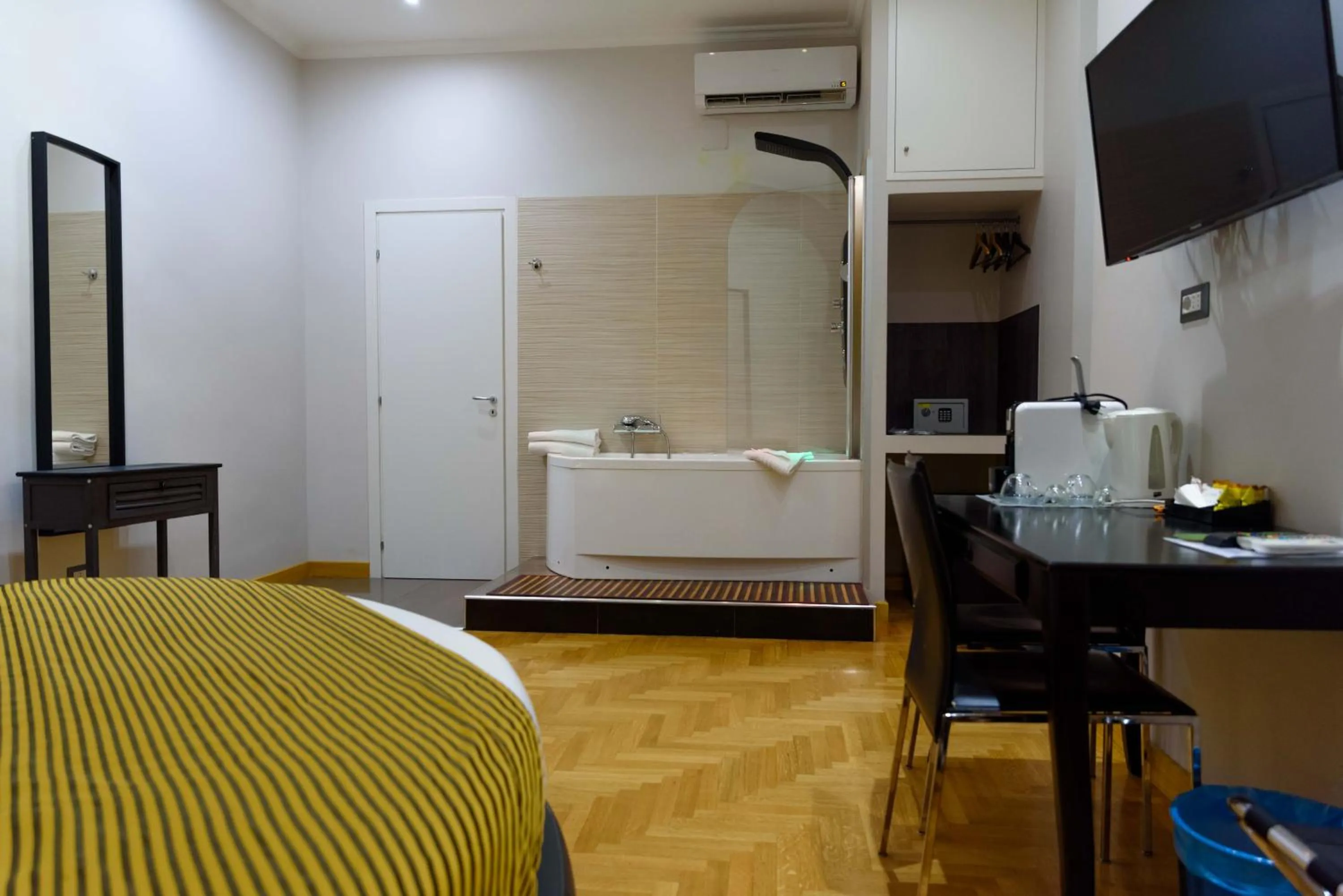 Hot Tub, Bed in Roma Veneto Relais