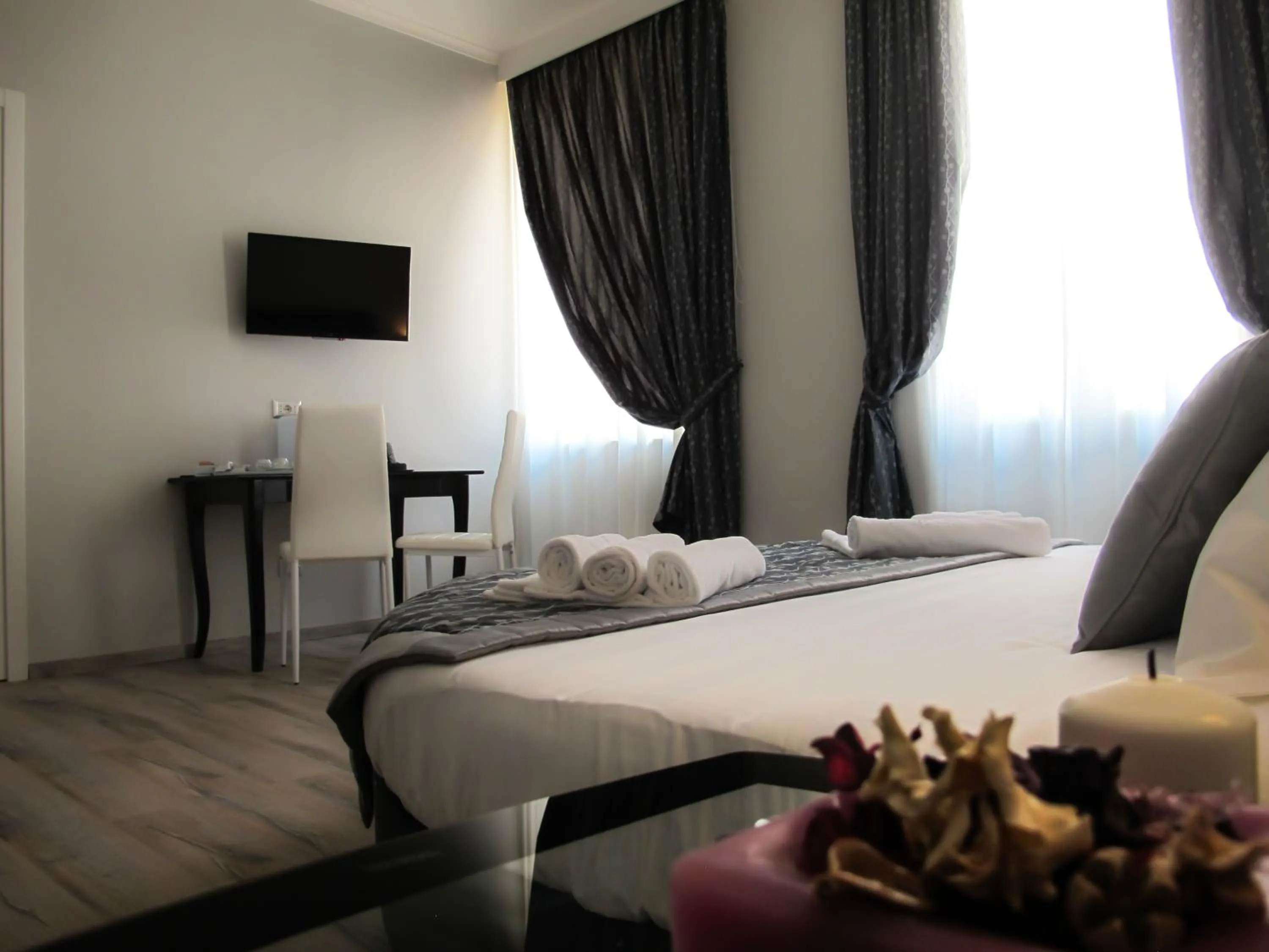 Photo of the whole room, Bed in Roma Veneto Relais