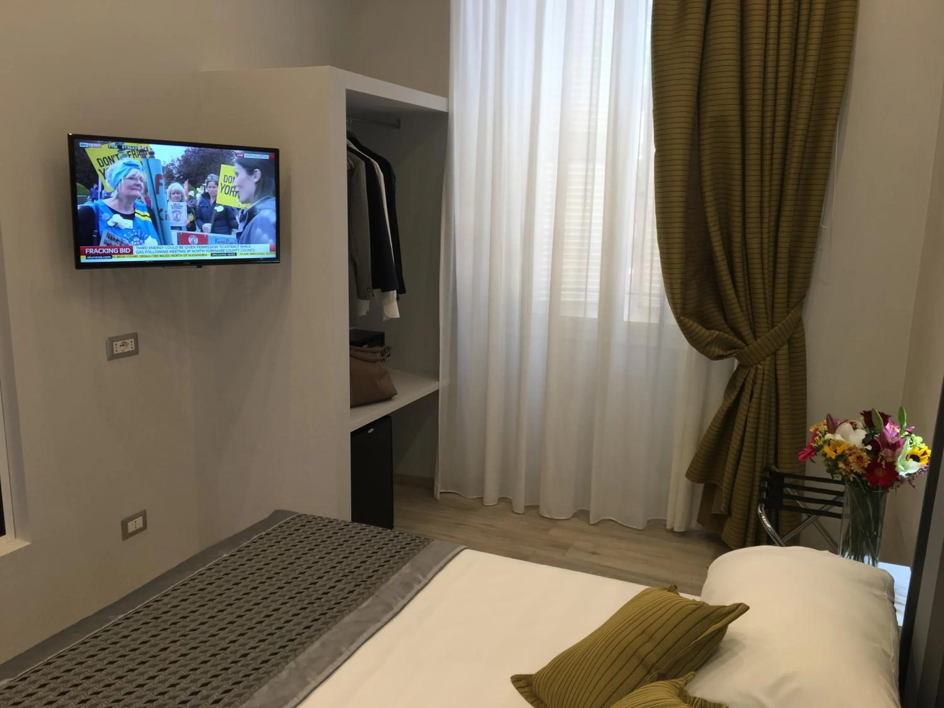 Photo of the whole room, Bed in Roma Veneto Relais