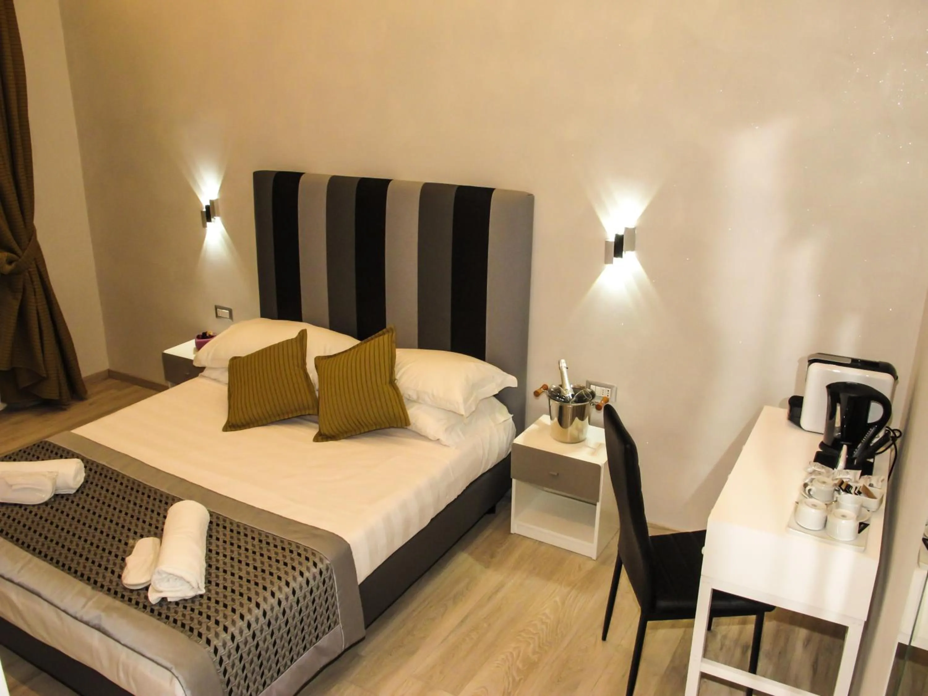 Photo of the whole room, Bed in Roma Veneto Relais