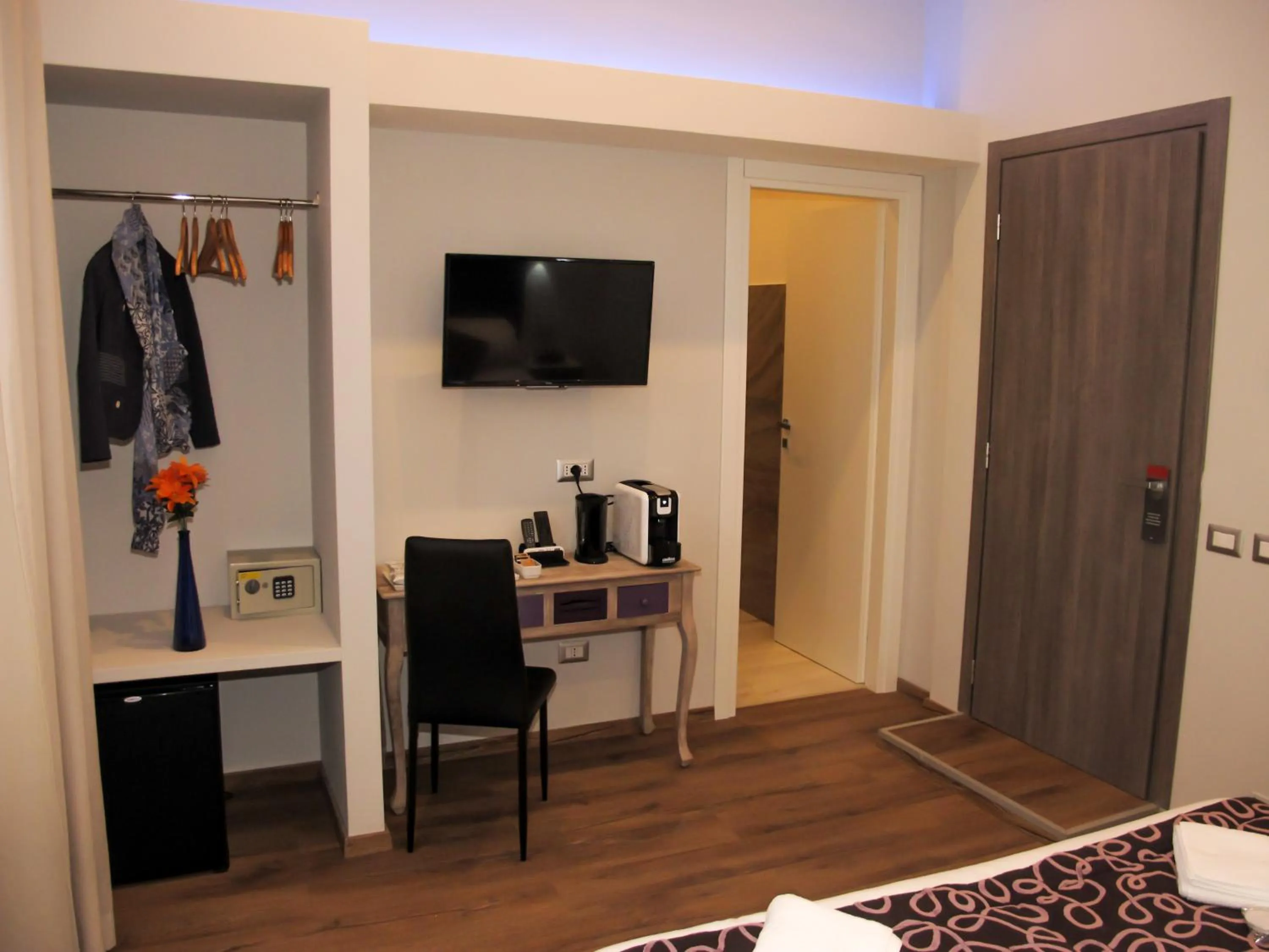 Photo of the whole room, Bed in Roma Veneto Relais