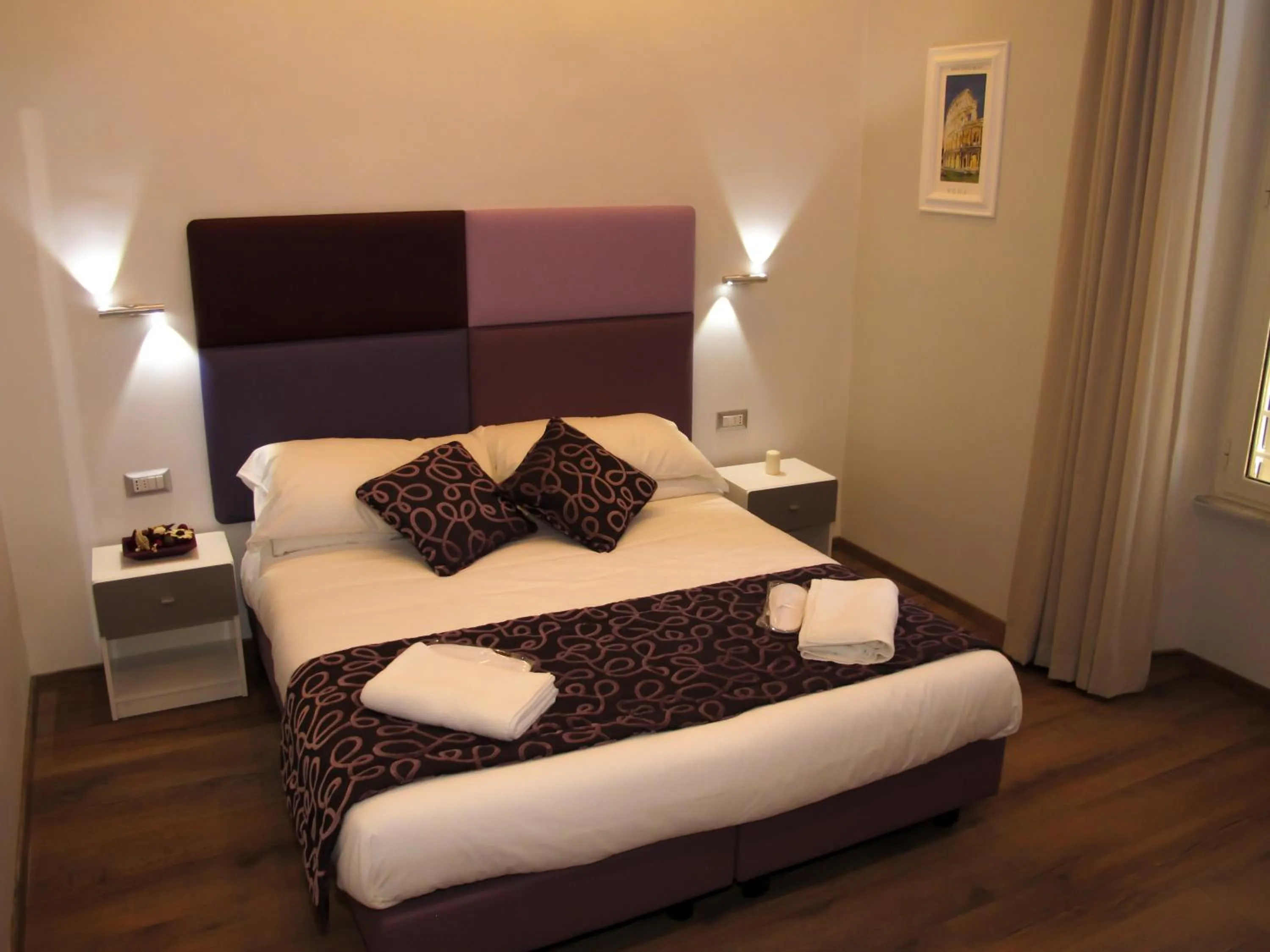 Photo of the whole room, Bed in Roma Veneto Relais