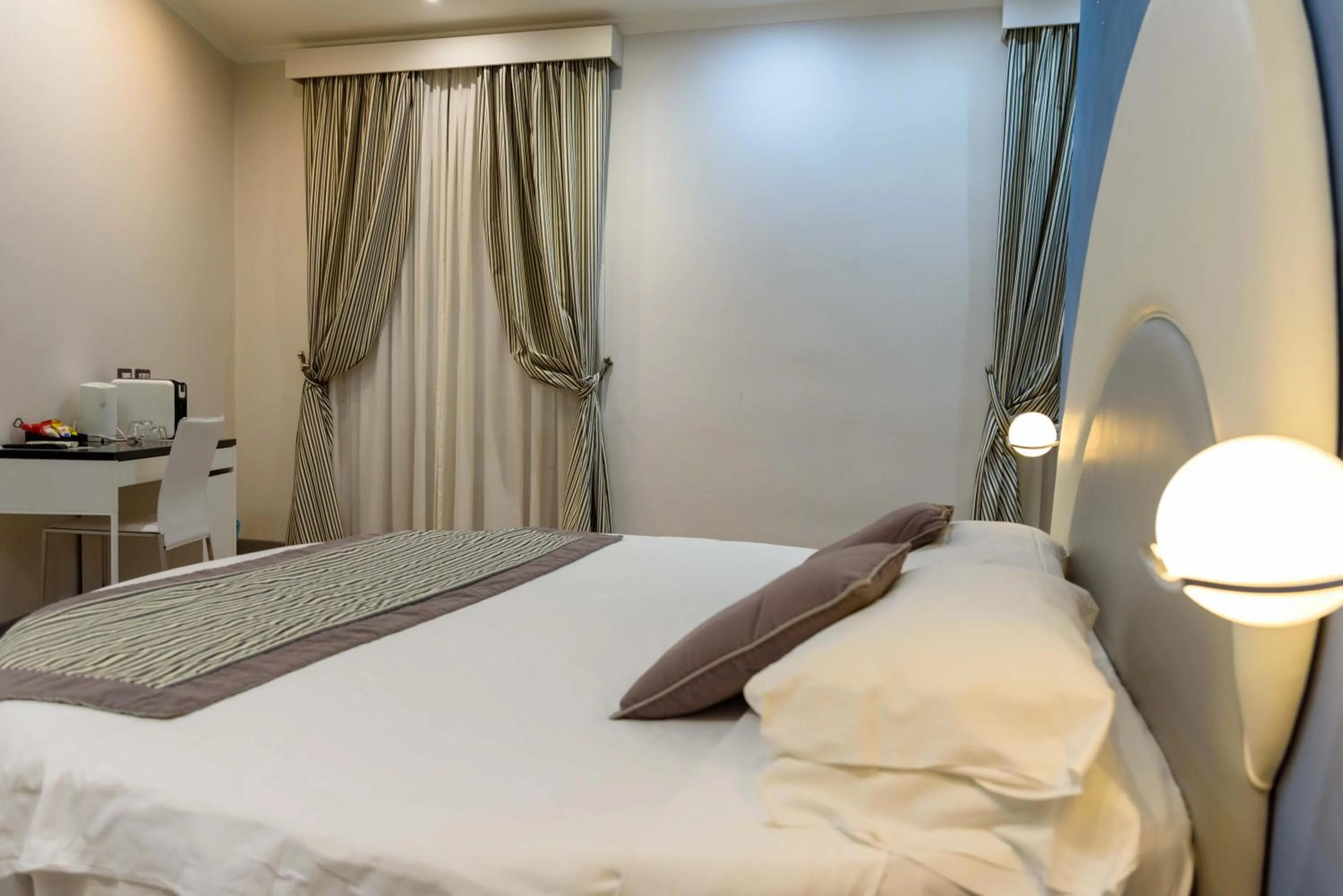 Hot Tub, Bed in Roma Veneto Relais