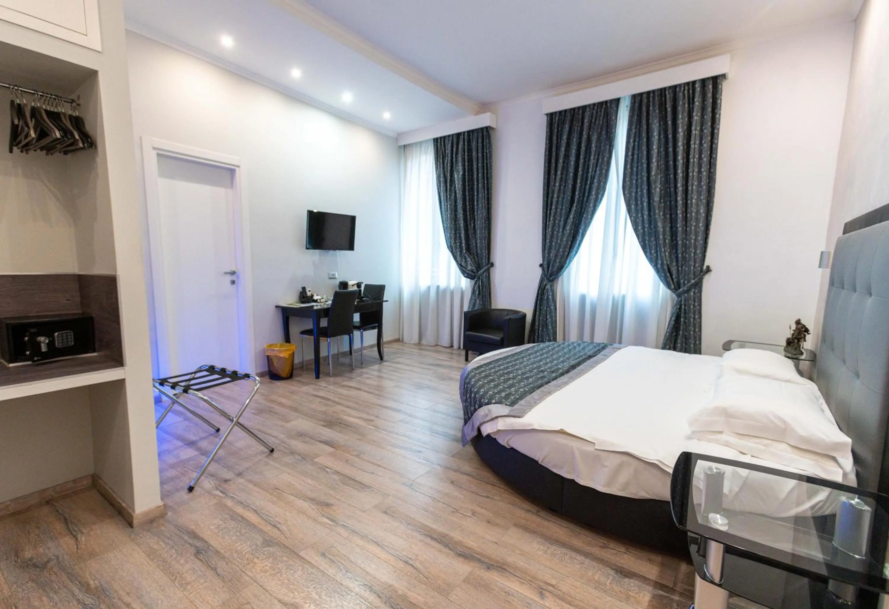 Inner courtyard view, Bed in Roma Veneto Relais