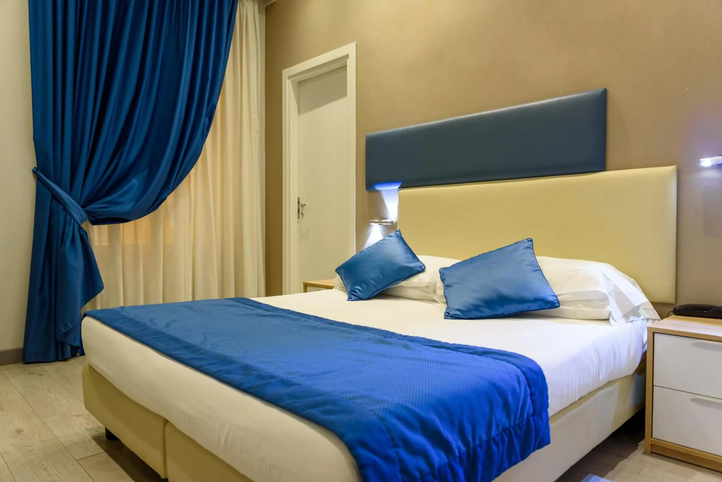 Inner courtyard view, Bed in Roma Veneto Relais