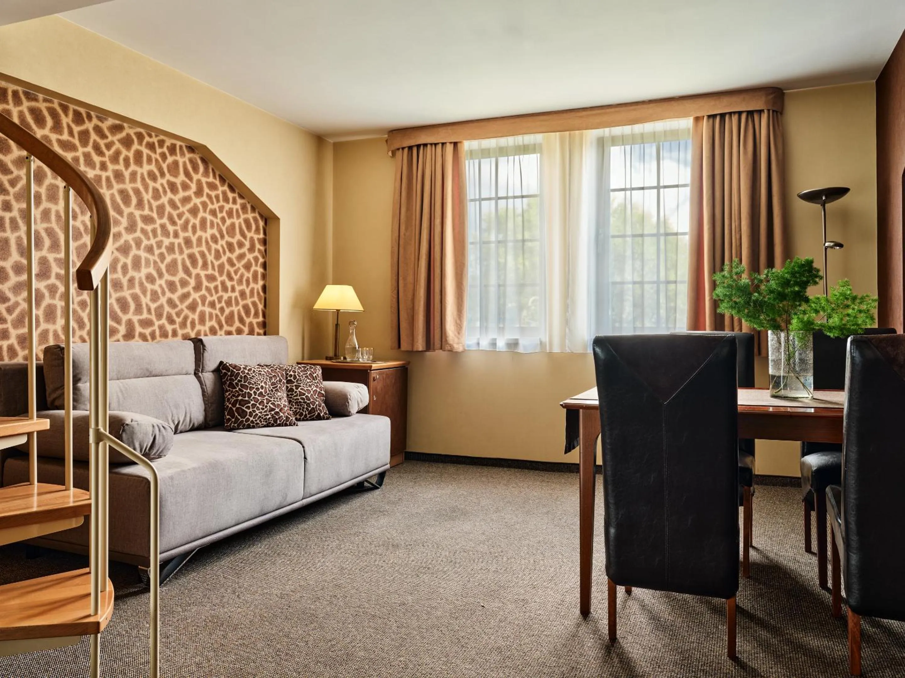 Living room, Bed in Hotel Great Polonia Kraków Airport