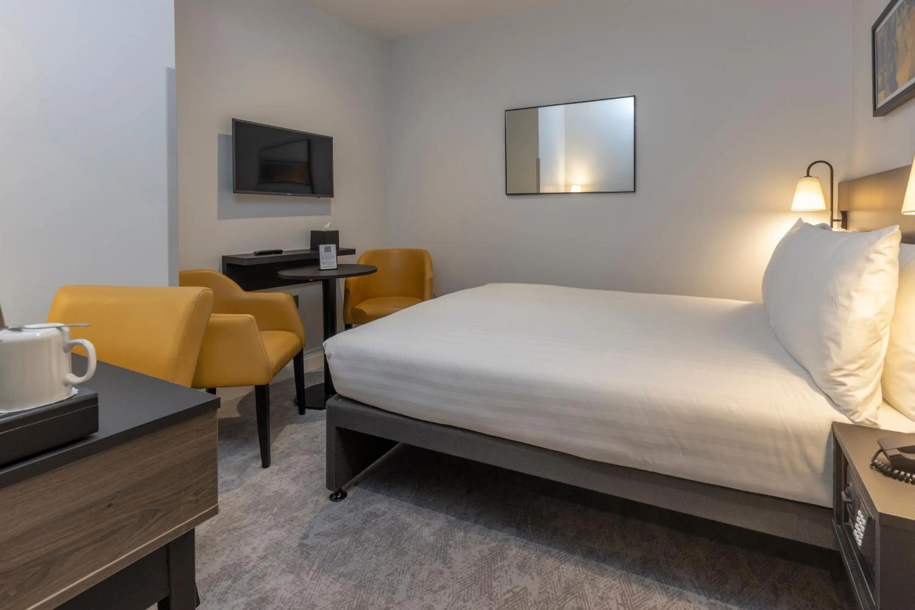 Photo of the whole room, Bed in Four Points Flex by Sheraton London Kensington Olympia