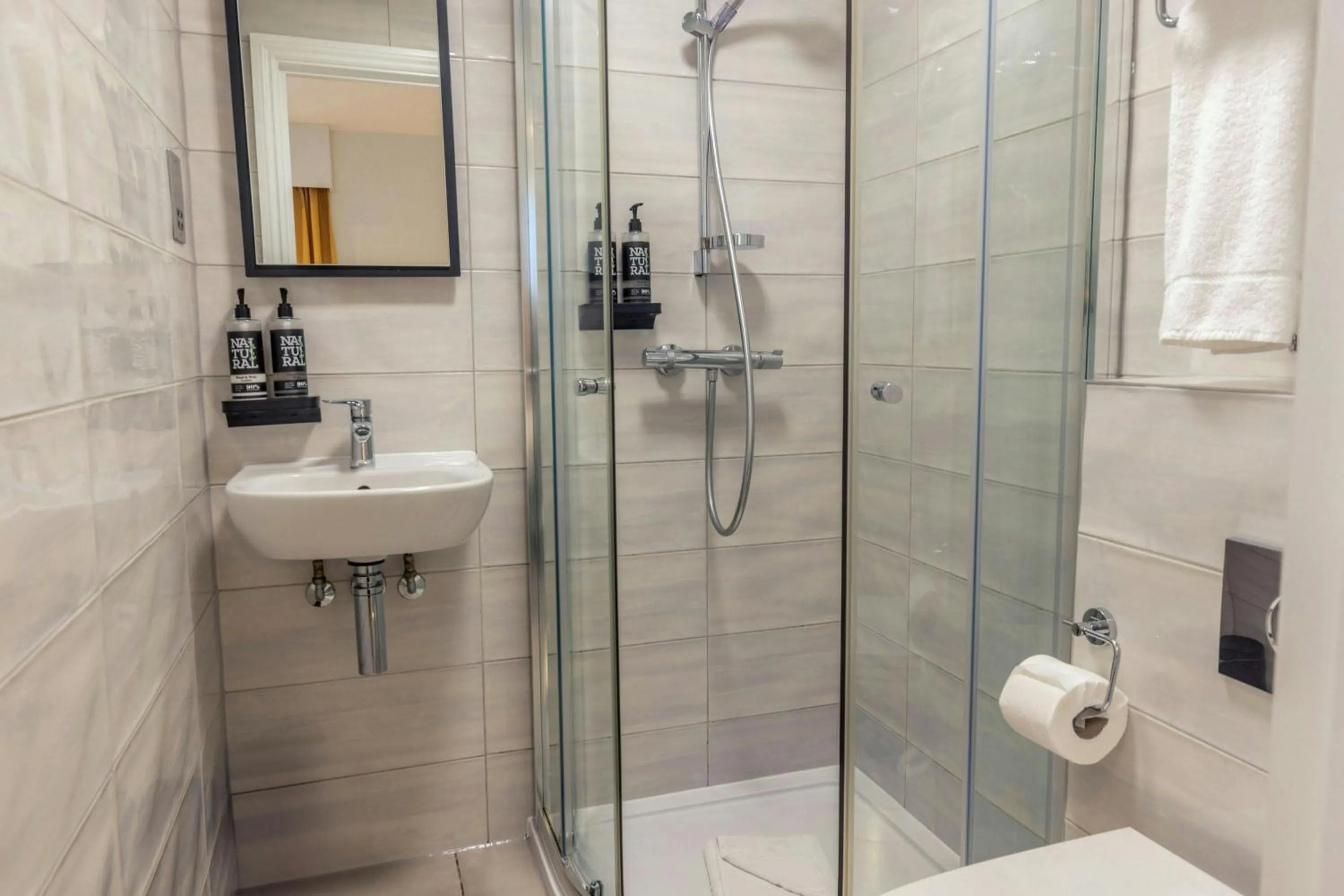 Photo of the whole room in Four Points Flex by Sheraton London Kensington Olympia