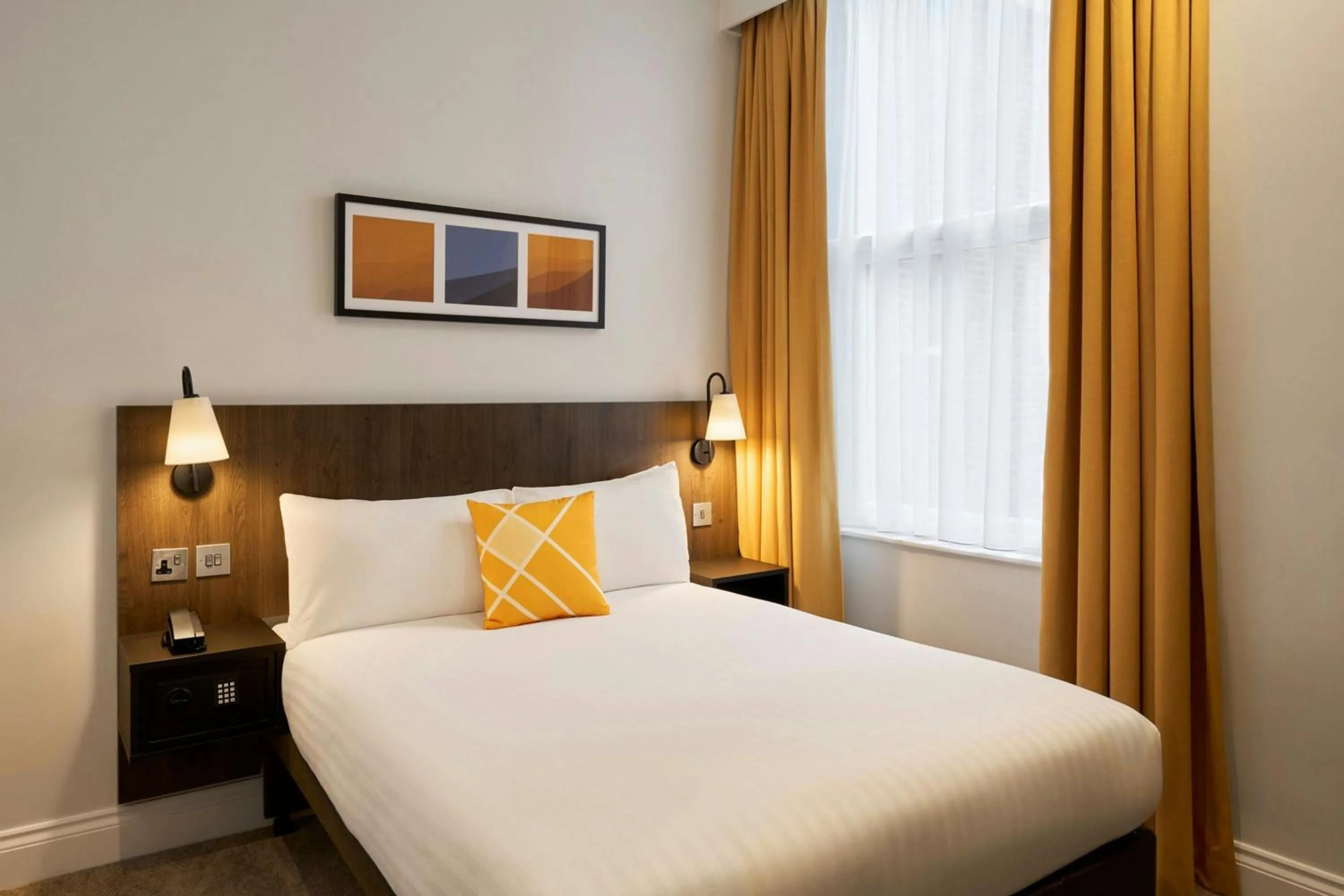 Photo of the whole room, Bed in Four Points Flex by Sheraton London Kensington Olympia