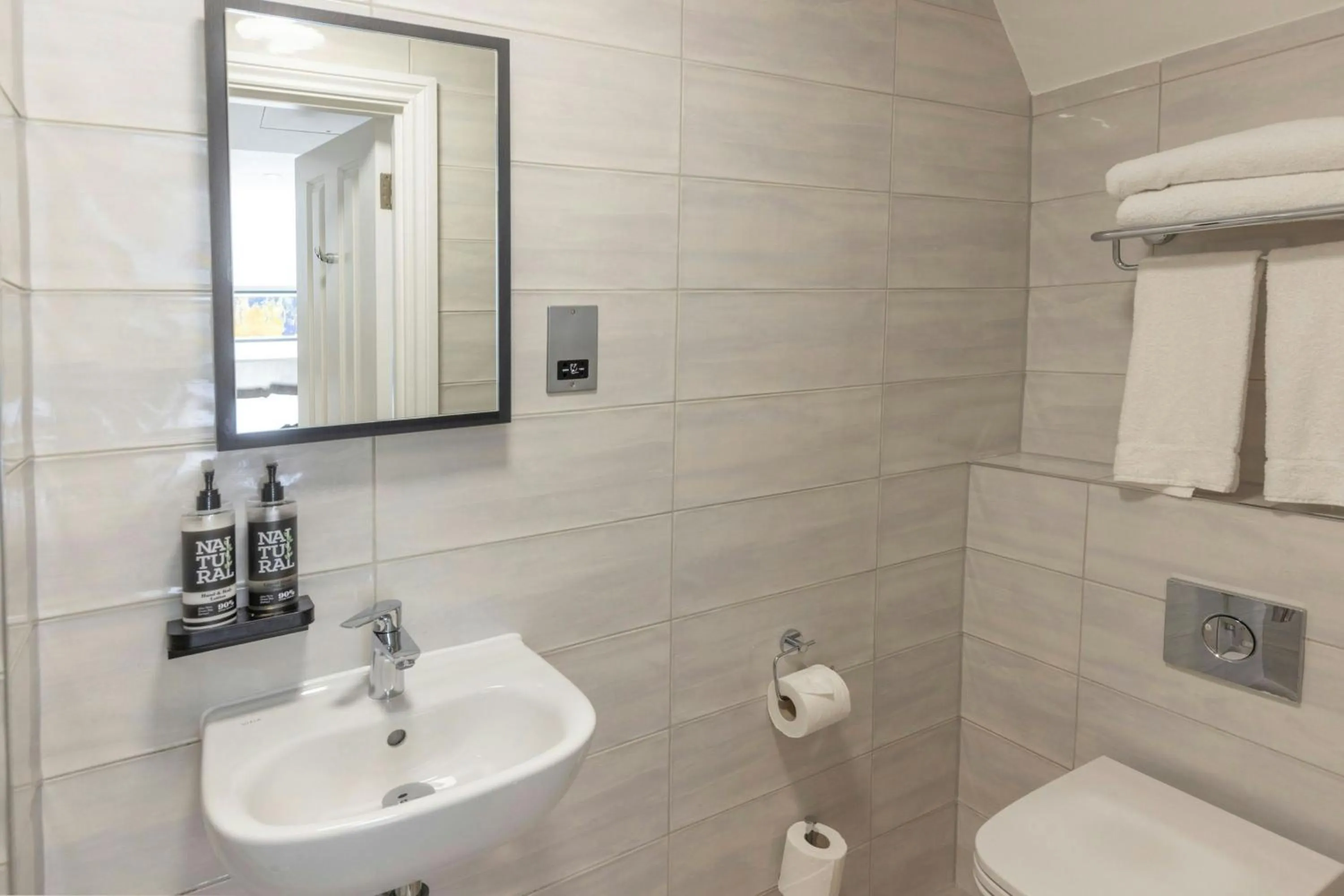 Photo of the whole room in Four Points Flex by Sheraton London Kensington Olympia