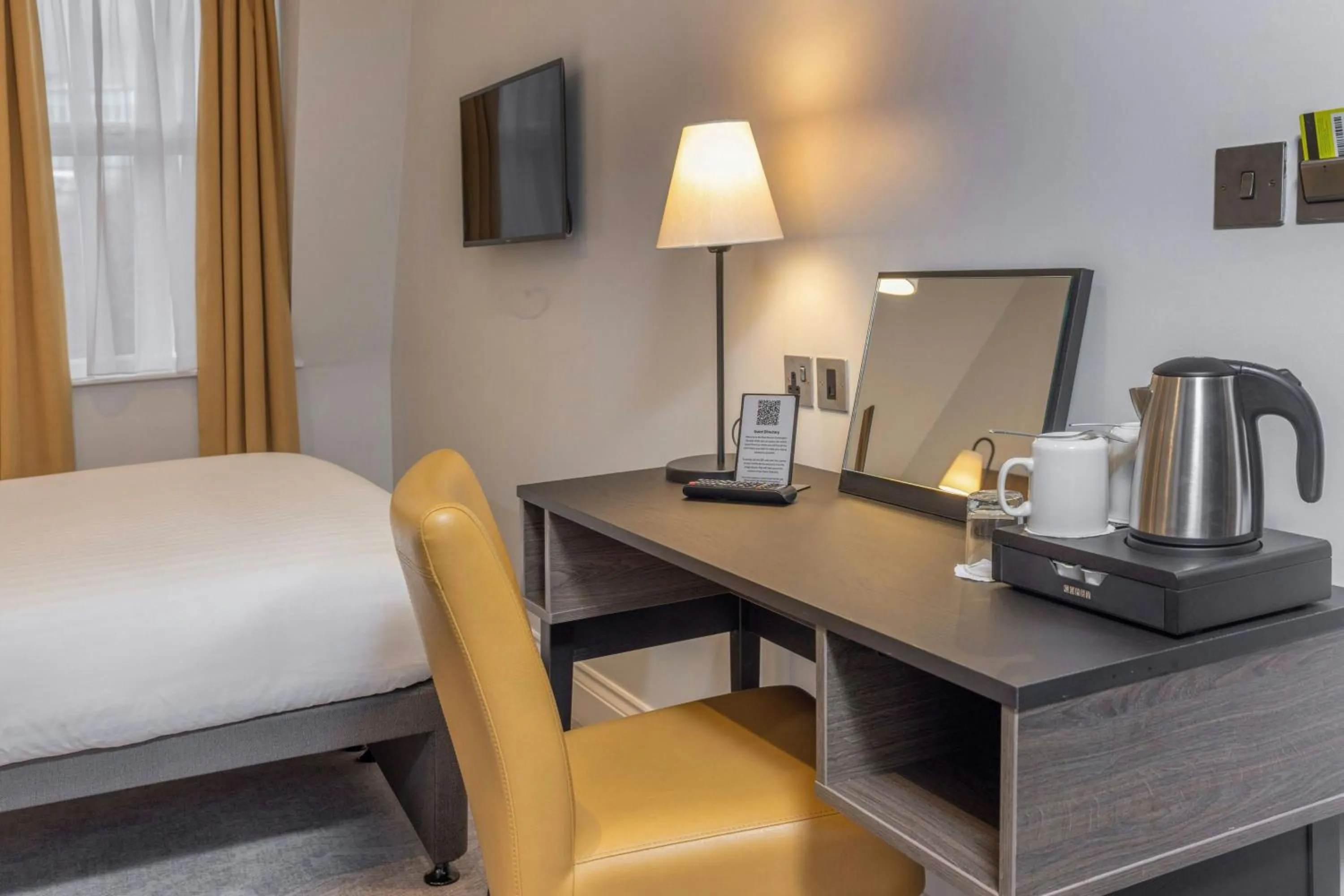 Photo of the whole room, Bed in Four Points Flex by Sheraton London Kensington Olympia