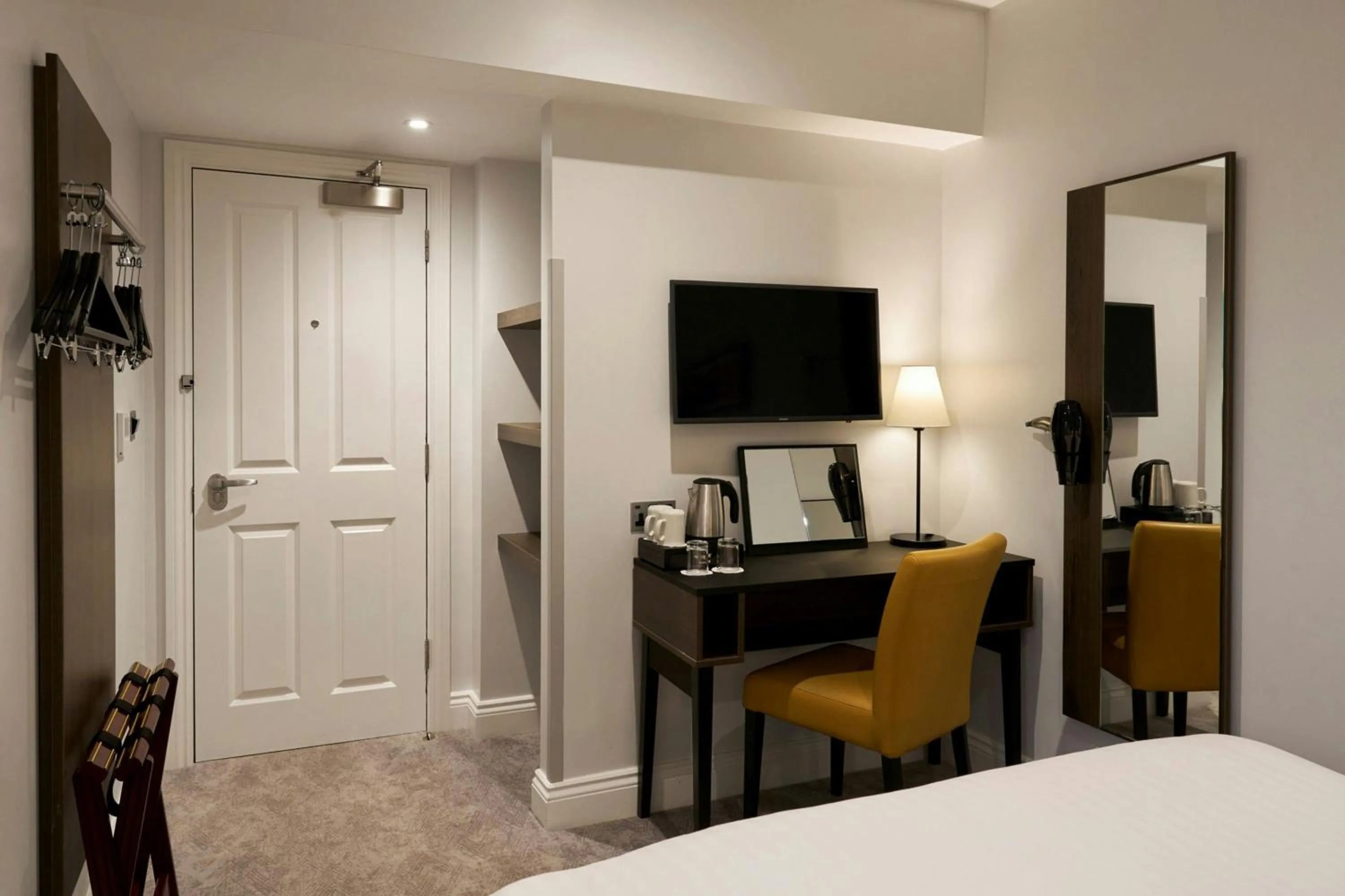 Photo of the whole room, Bed in Four Points Flex by Sheraton London Kensington Olympia