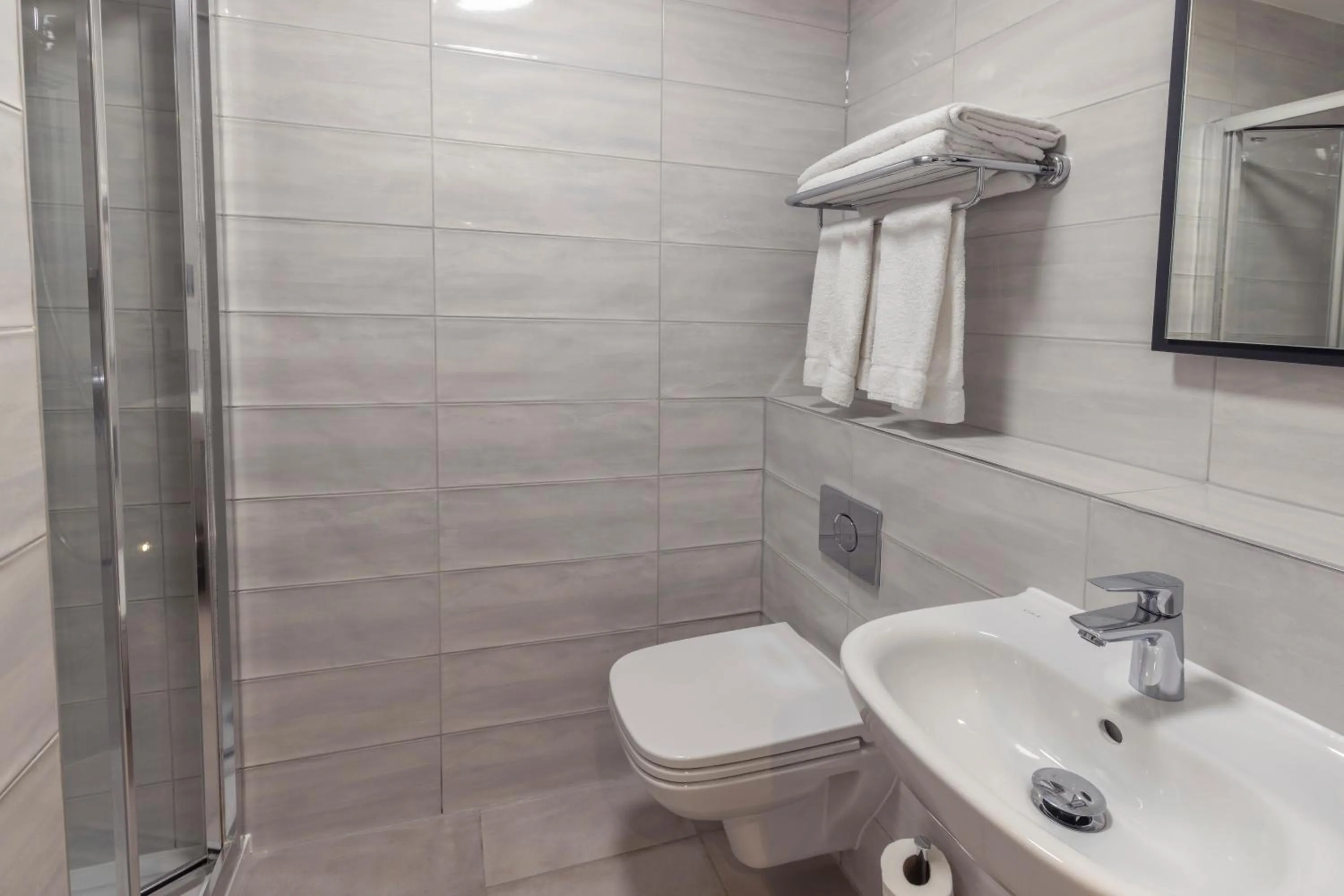 Bathroom in Four Points Flex by Sheraton London Kensington Olympia
