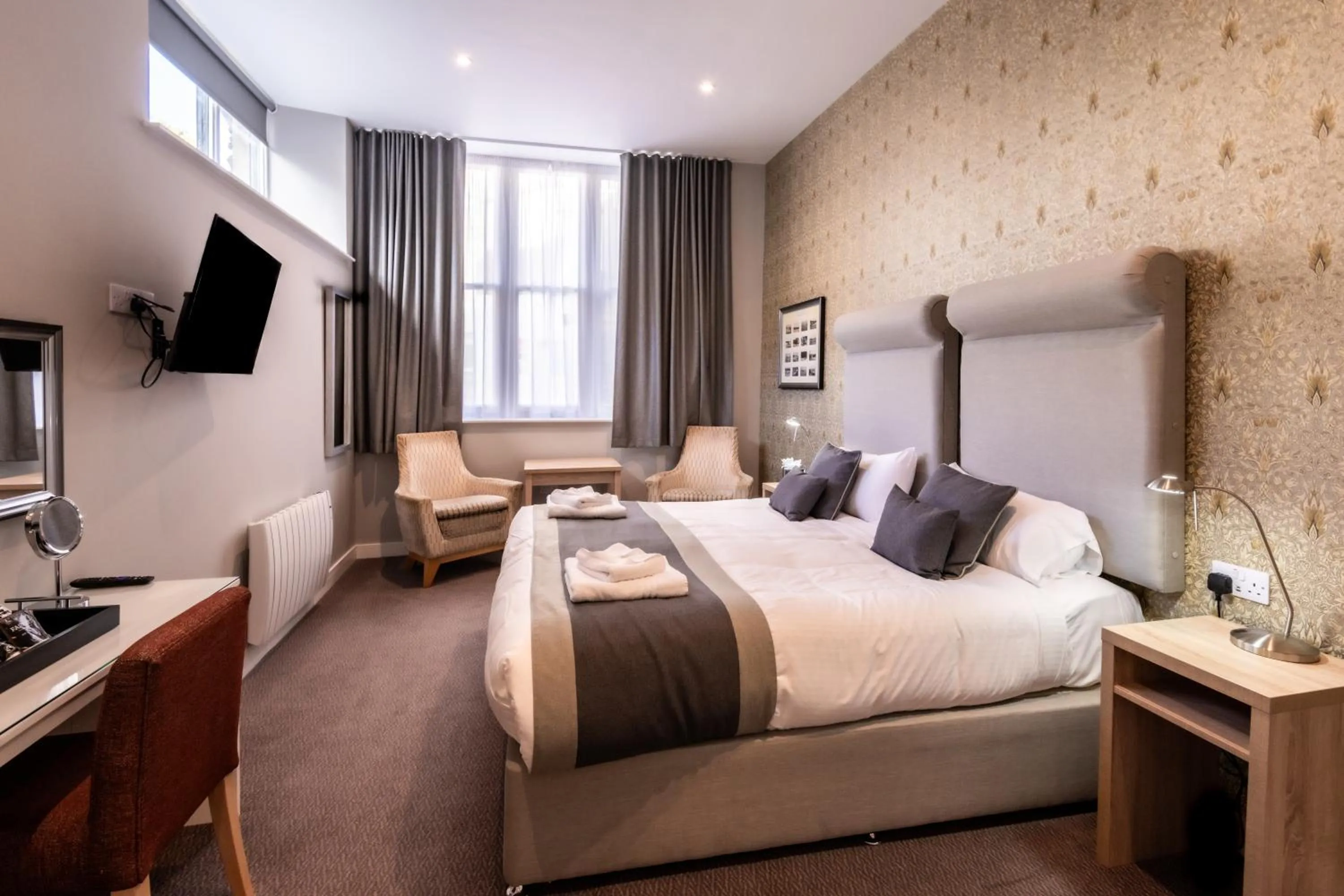 Bedroom, Bed in The Lamplighter Dining ~ Rooms