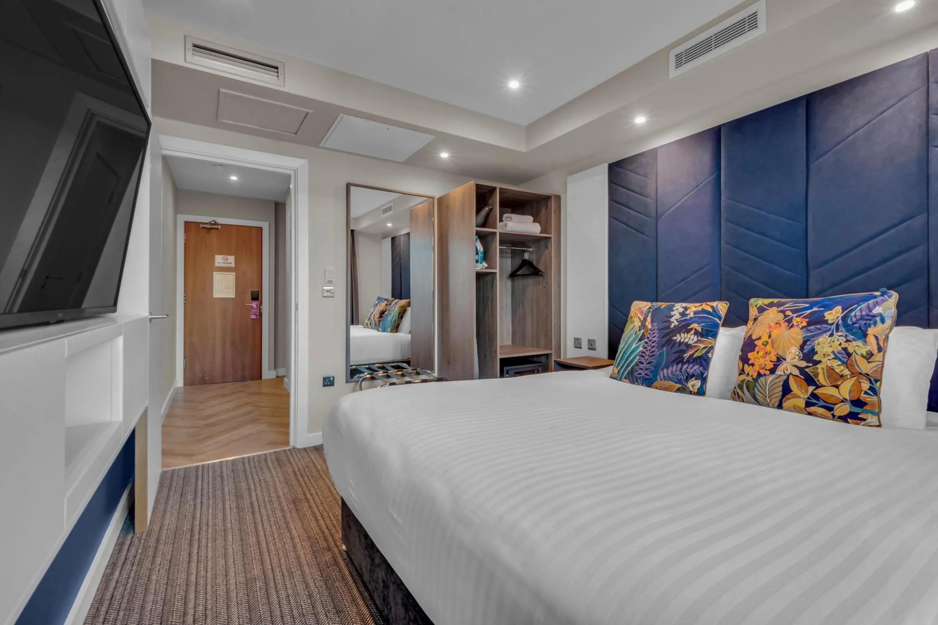 Bedroom, Bed in Roomzzz Leeds City