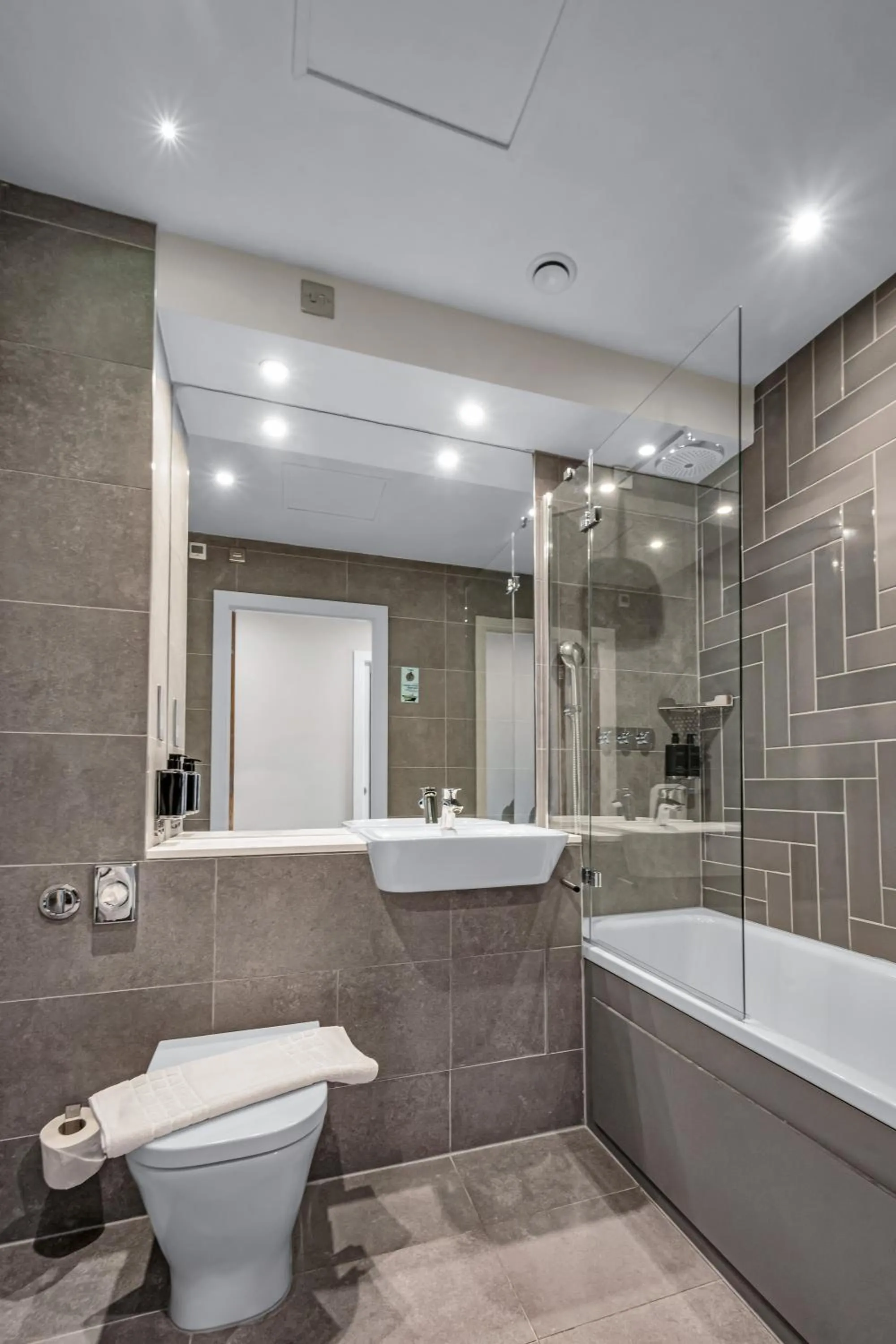 Bathroom in Roomzzz Leeds City