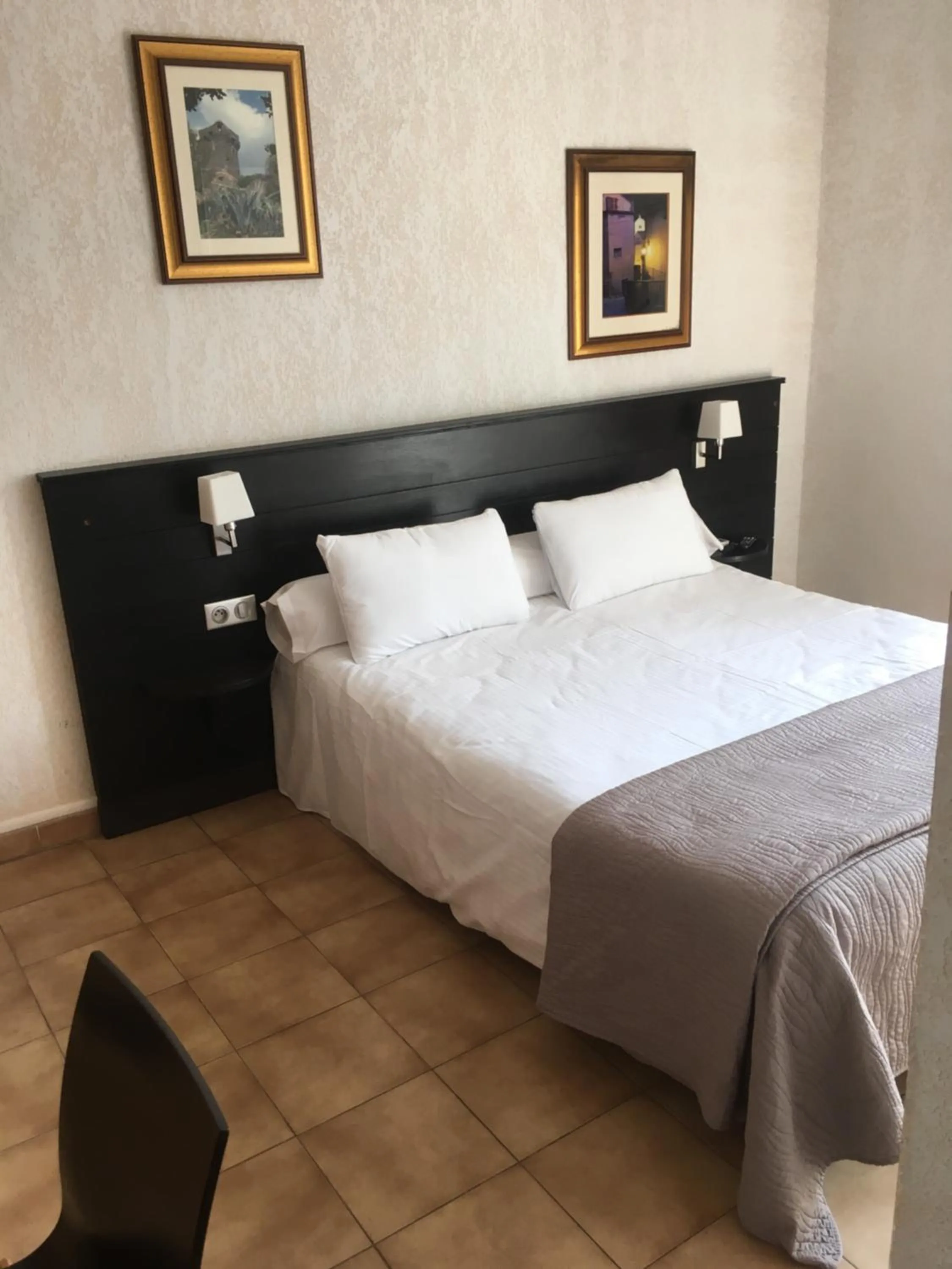 Photo of the whole room, Bed in Hotel Restaurant L'Europe