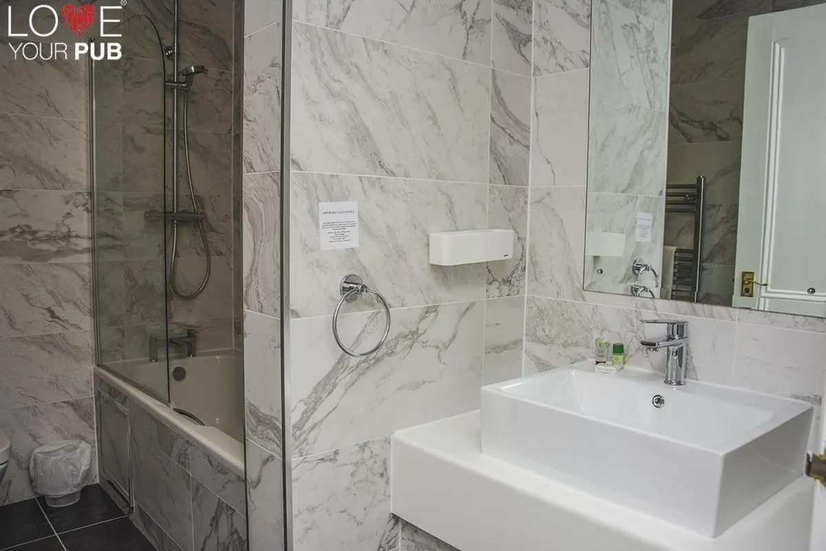 Bathroom in Keppels Head Hotel