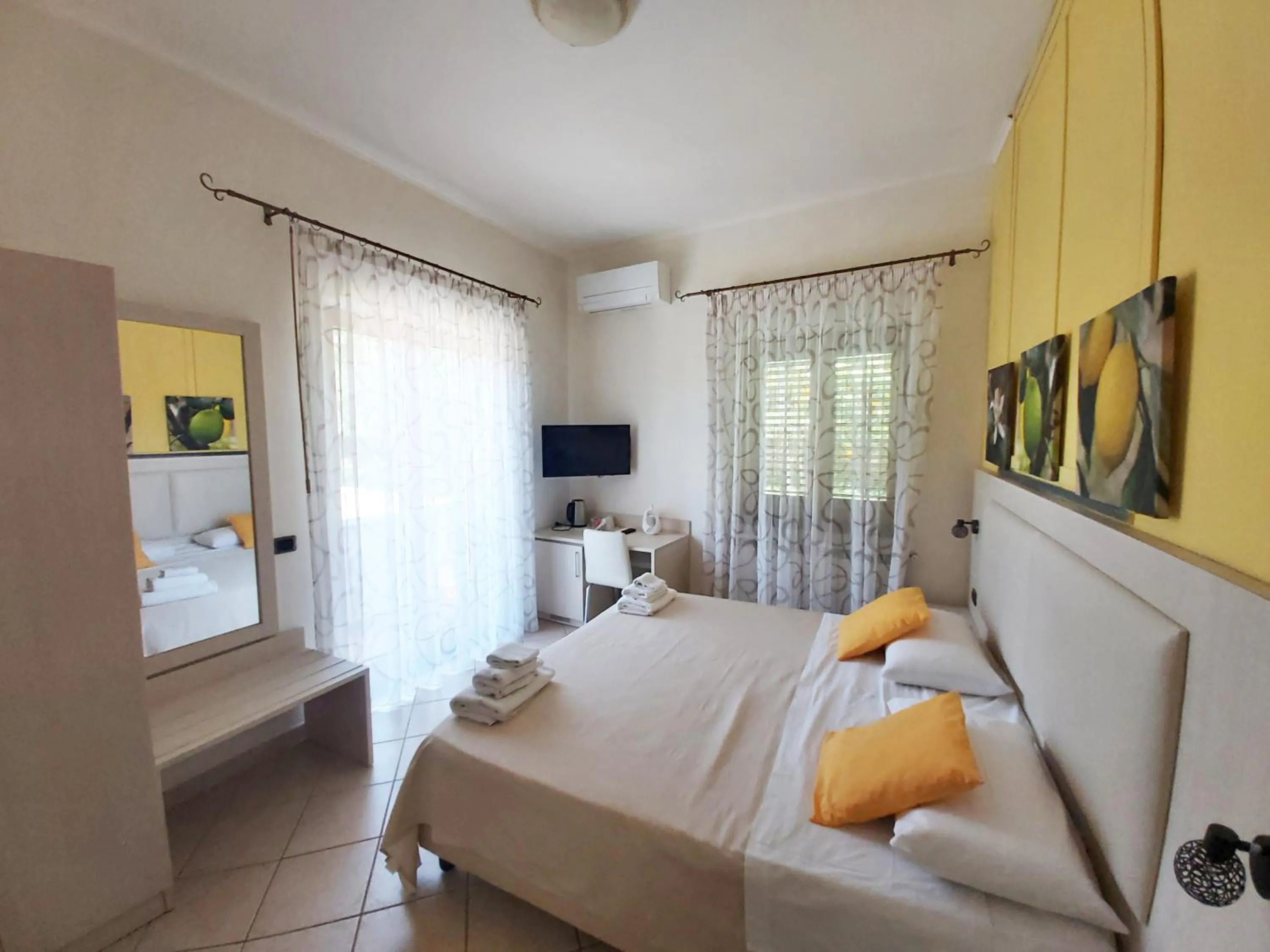 Bedroom, Bed in Sosò