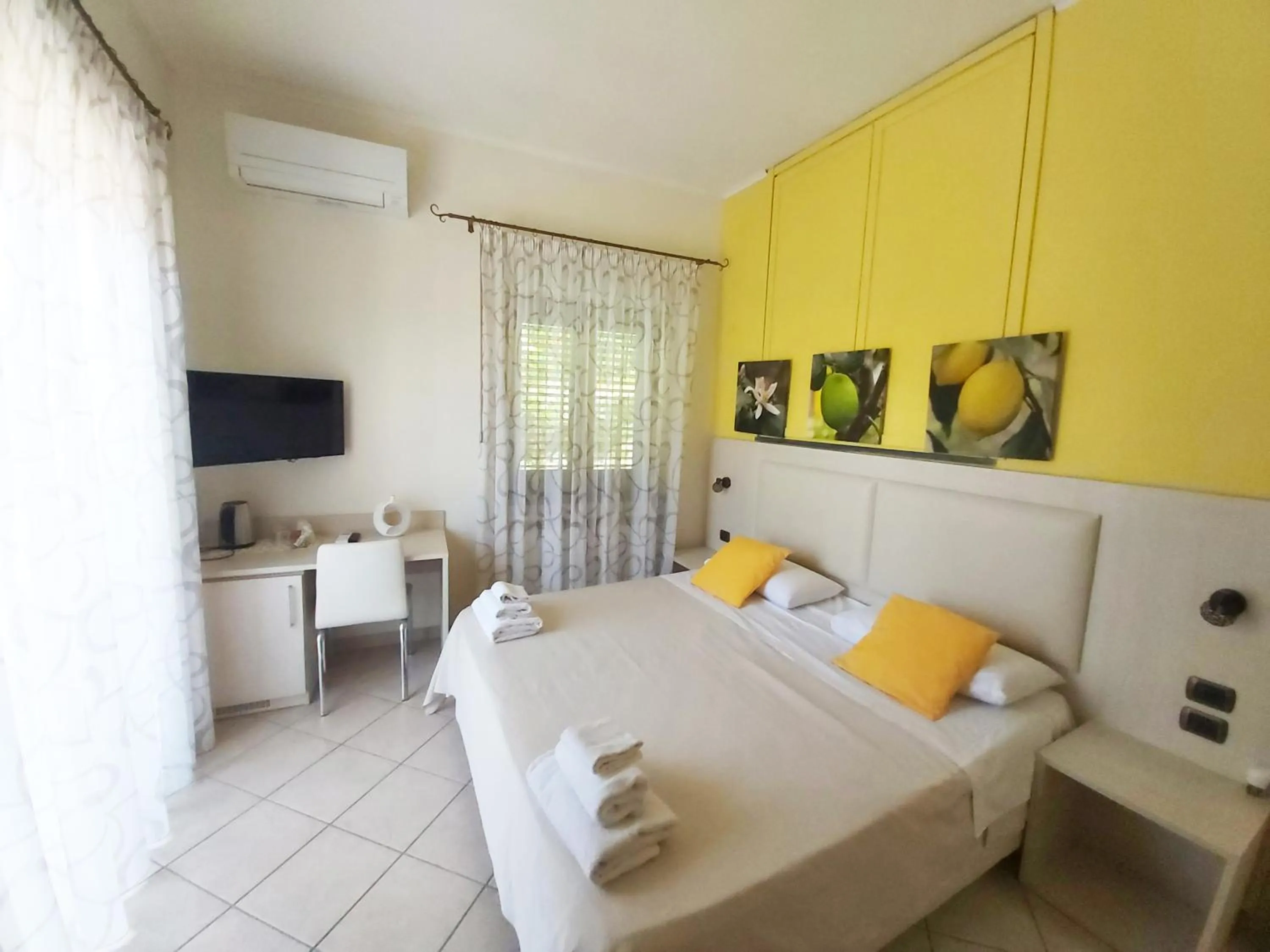 Bedroom, Bed in Sosò