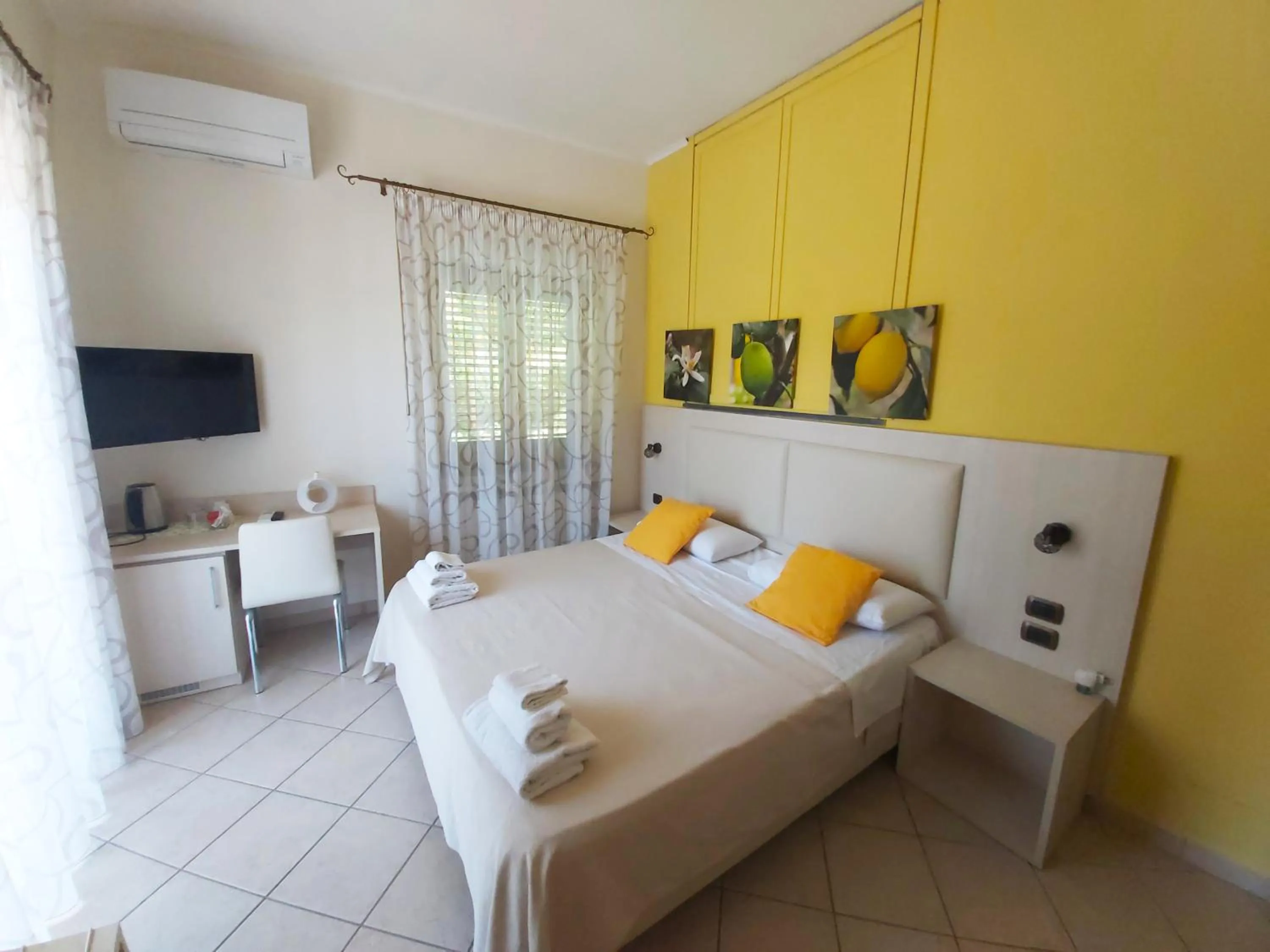 Bedroom, Bed in Sosò