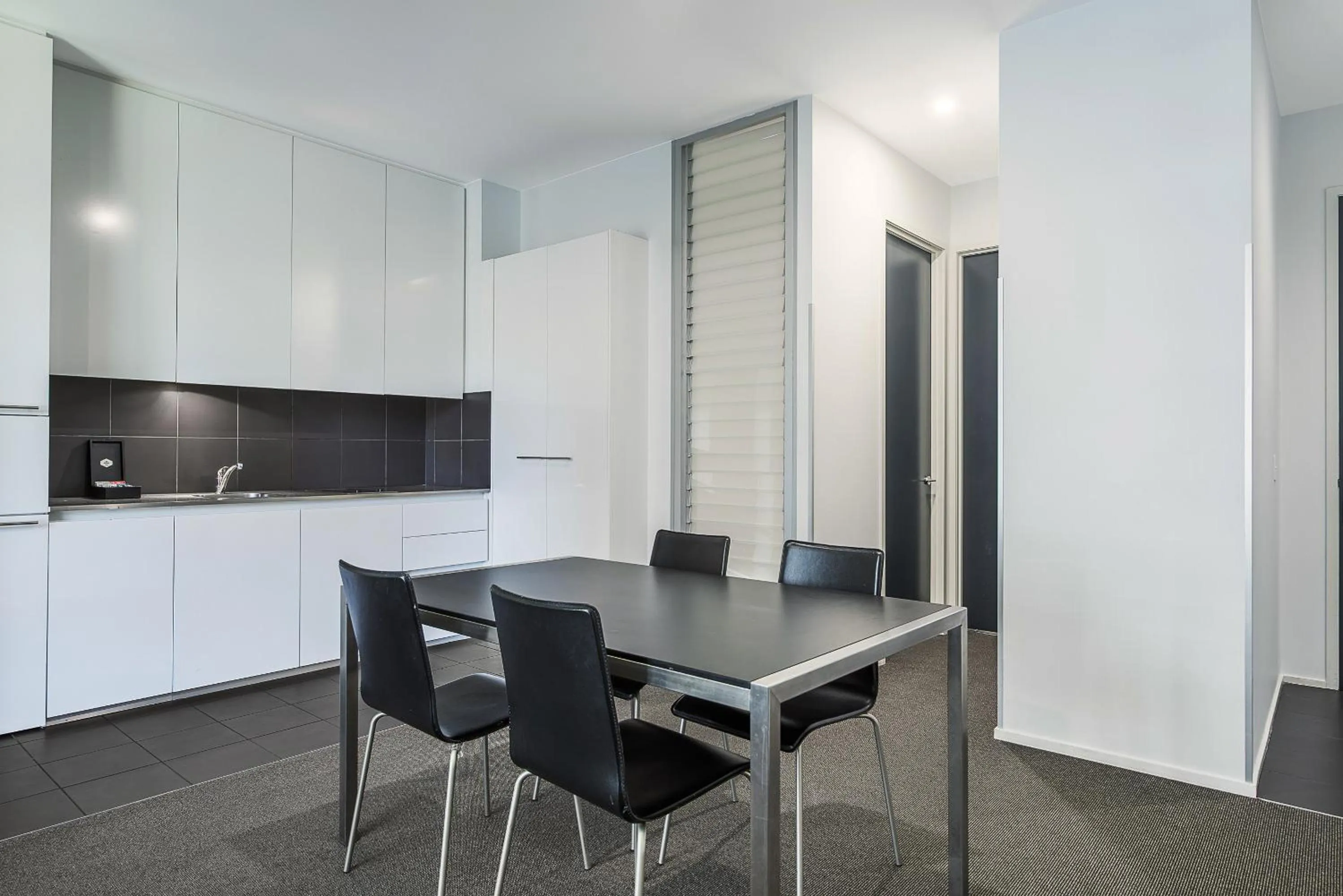 Kitchen or kitchenette in Mantra 100 Exhibition