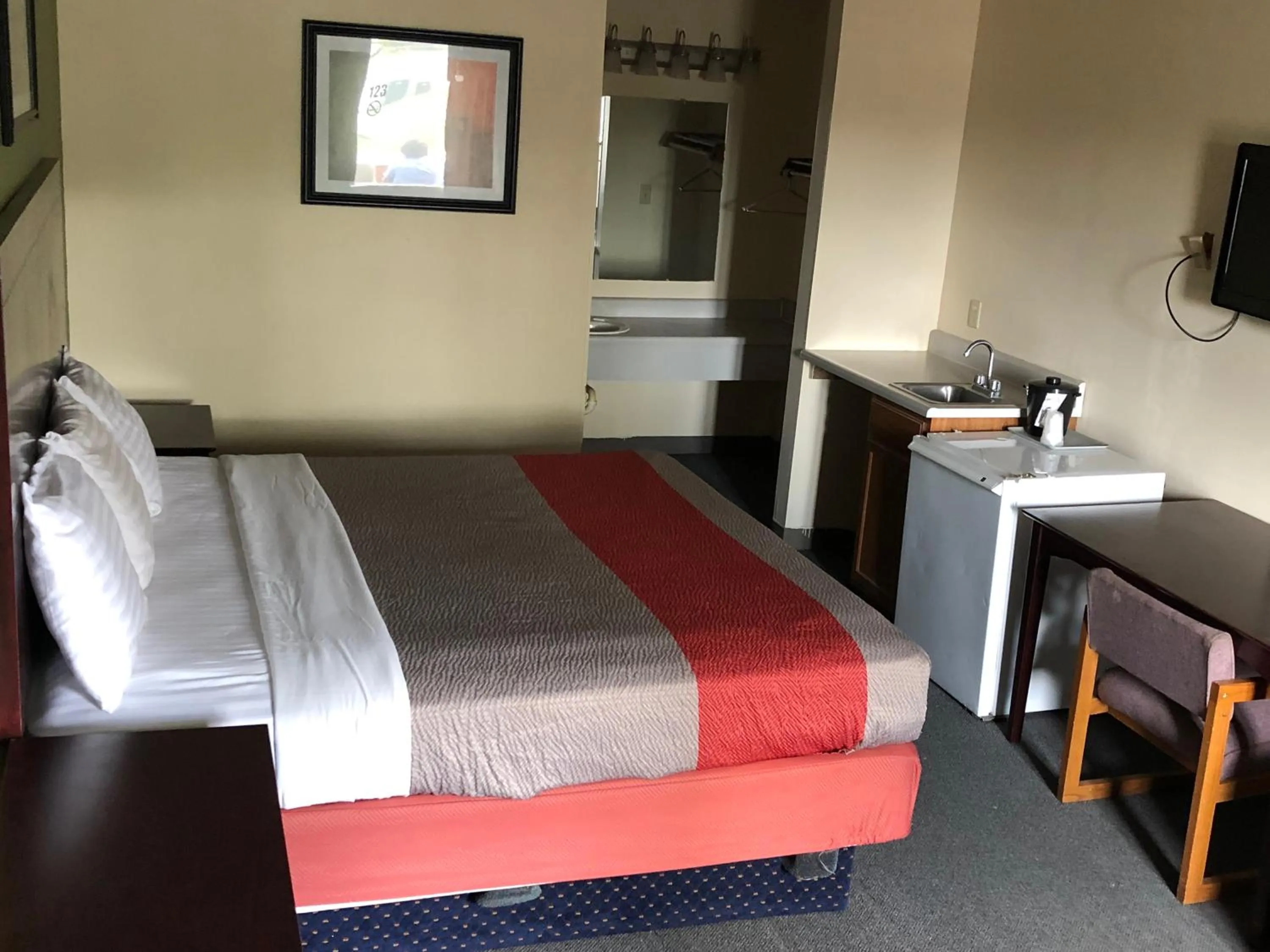 Bathroom, Bed in Salt Creek Inn