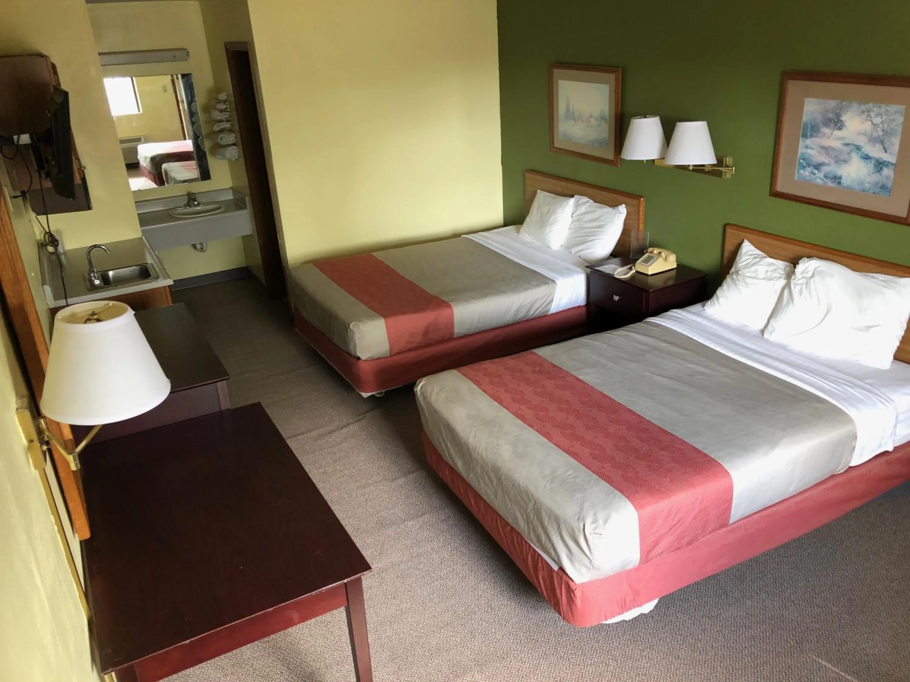 Bathroom, Bed in Salt Creek Inn