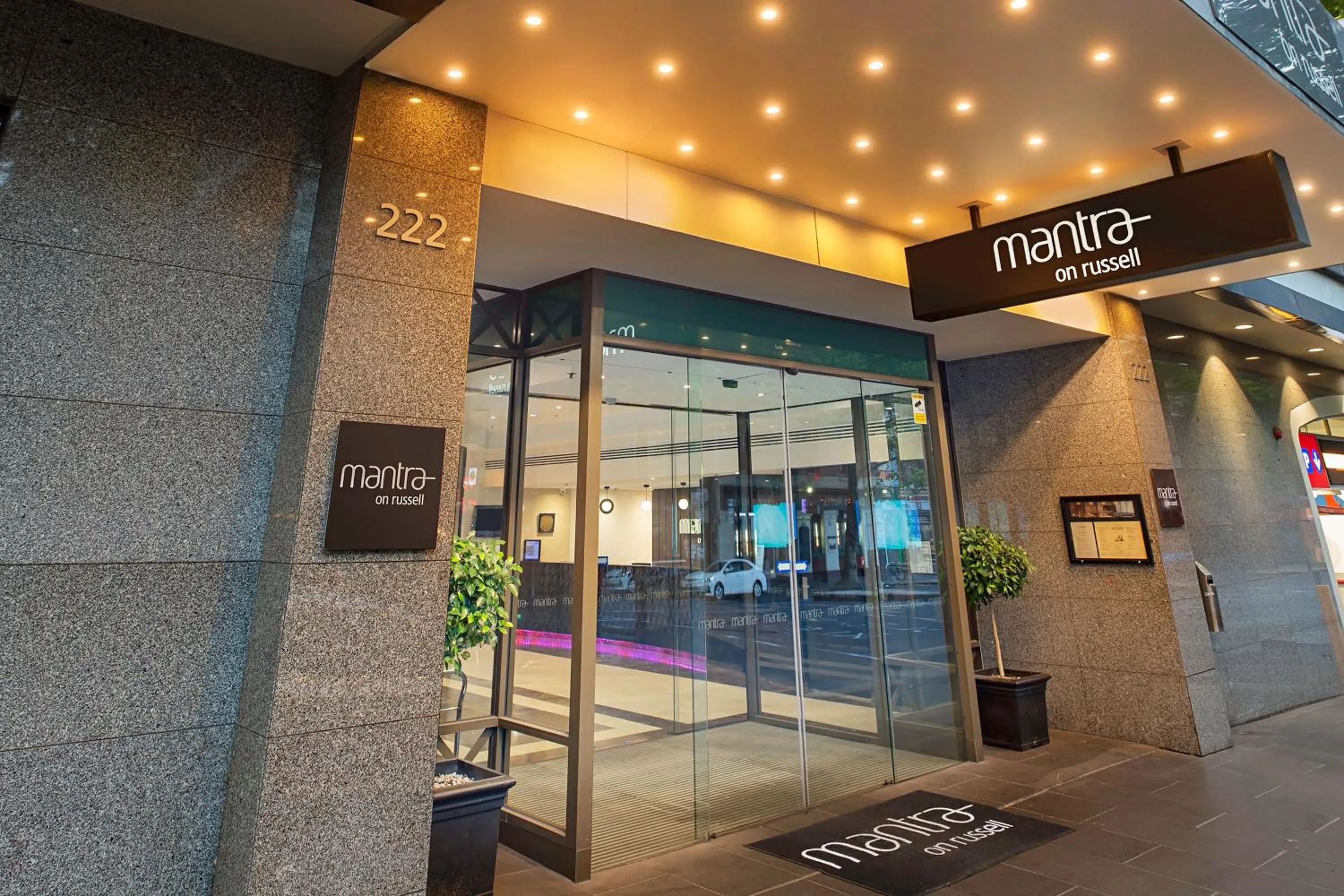 Facade/entrance in Mantra on Russell