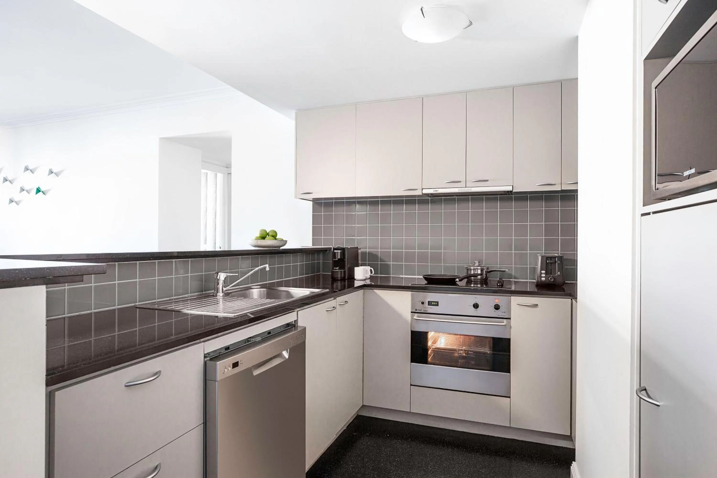 Kitchen or kitchenette in Mantra on Russell