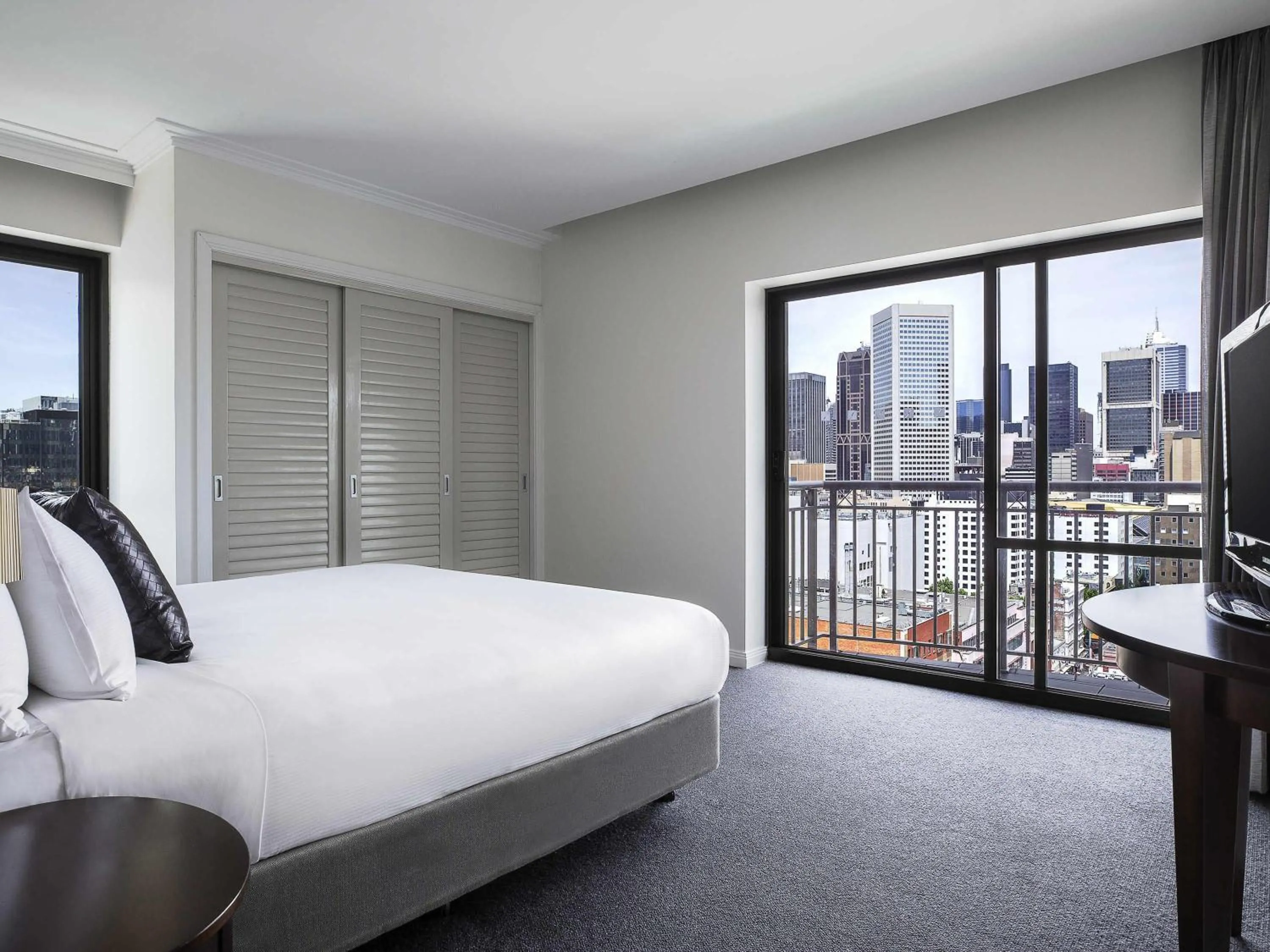 Bedroom, Bed in Mantra on Russell