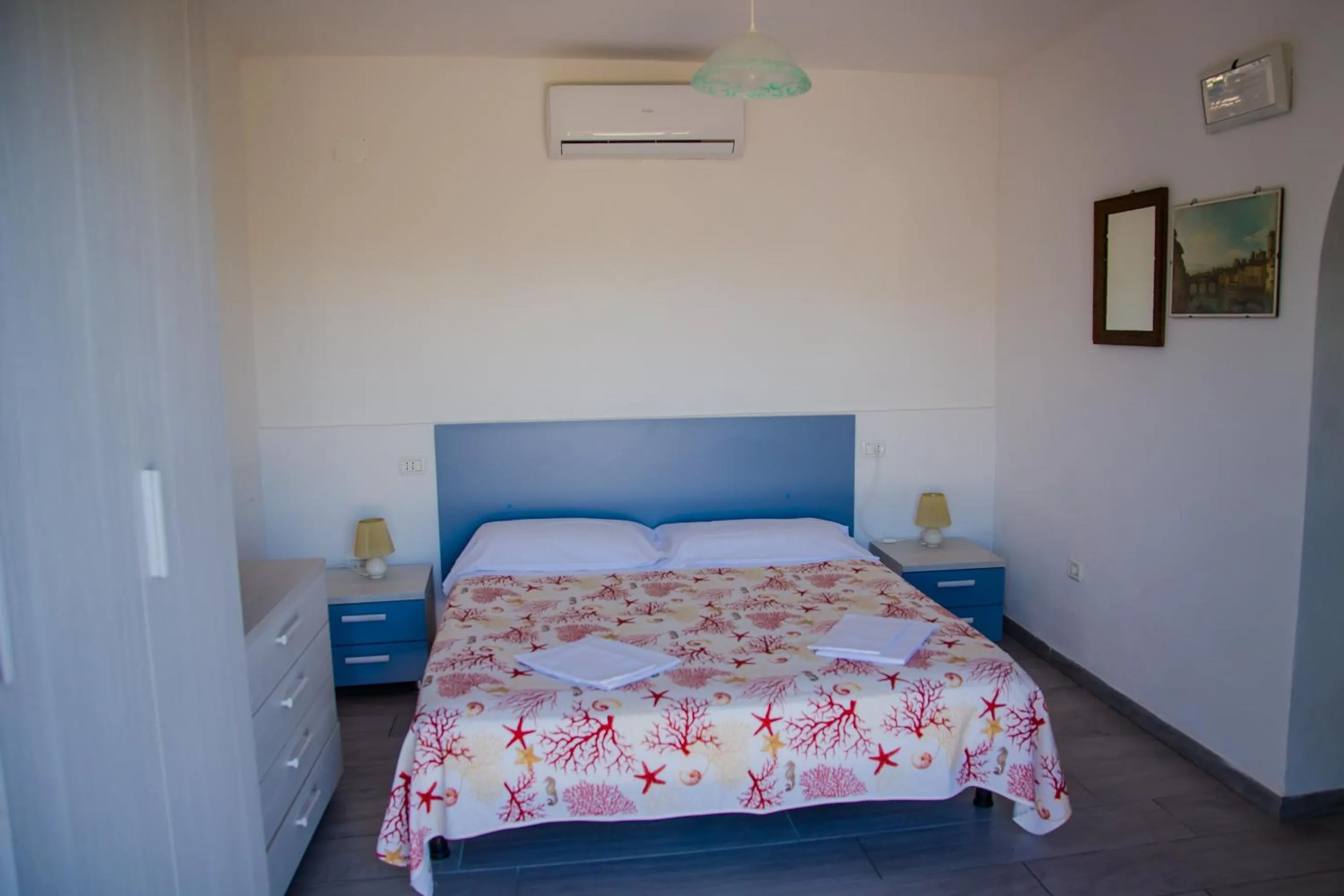 Photo of the whole room in Mandel Residence by Mandel Club