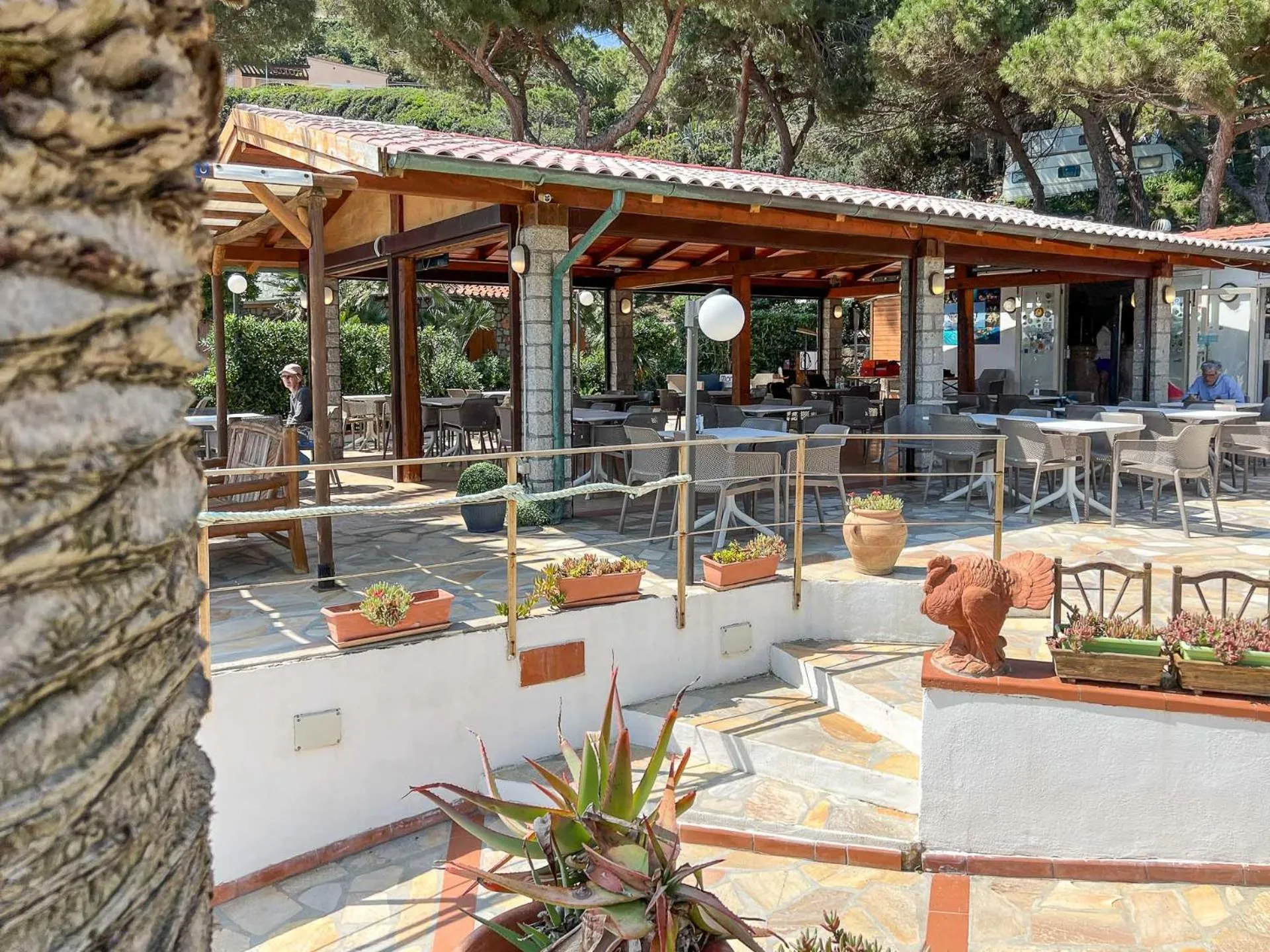 Restaurant/places to eat in Mandel Residence by Mandel Club