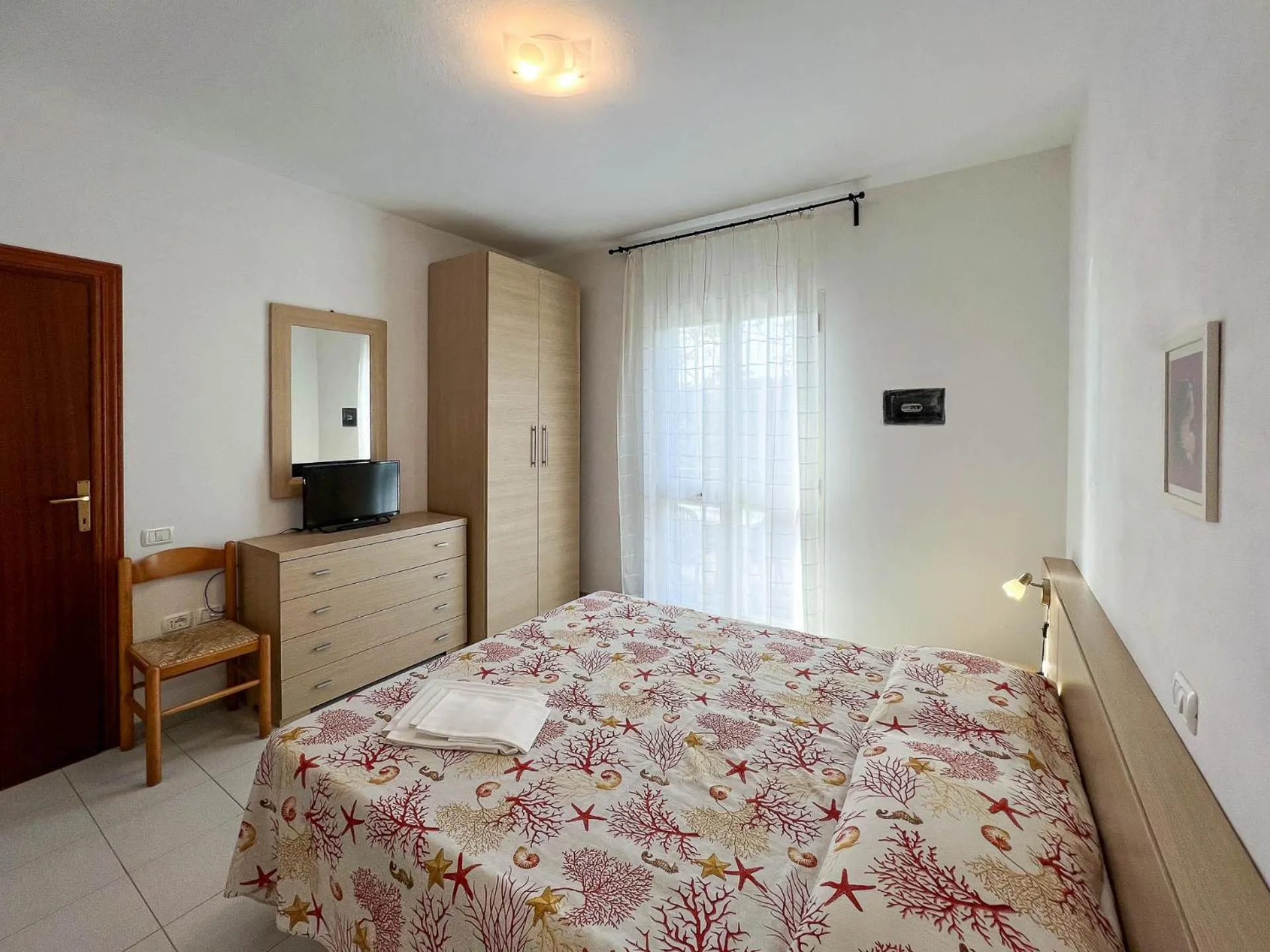 Photo of the whole room in Mandel Residence by Mandel Club