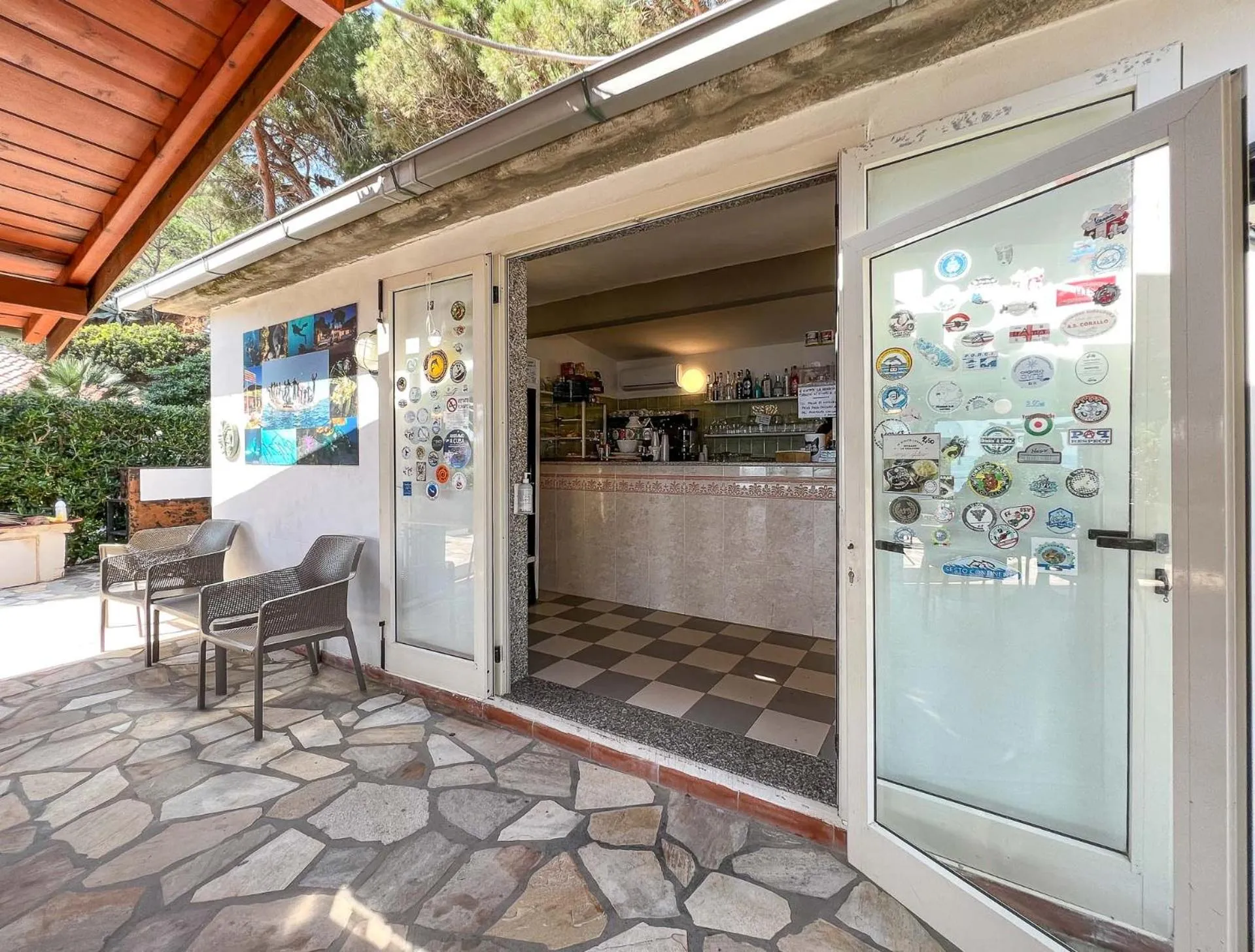 Restaurant/places to eat in Mandel Residence by Mandel Club