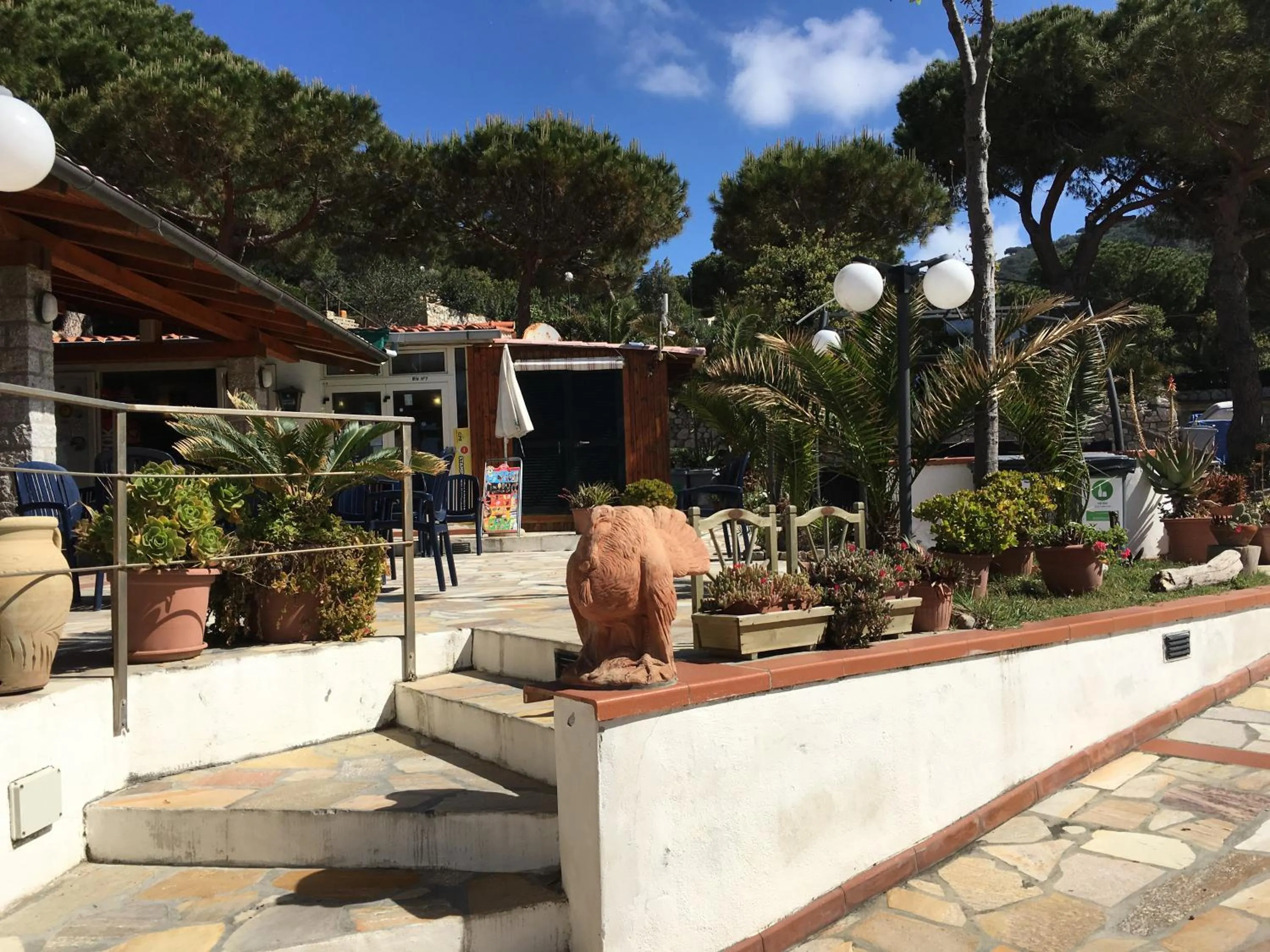 Restaurant/places to eat in Mandel Residence by Mandel Club